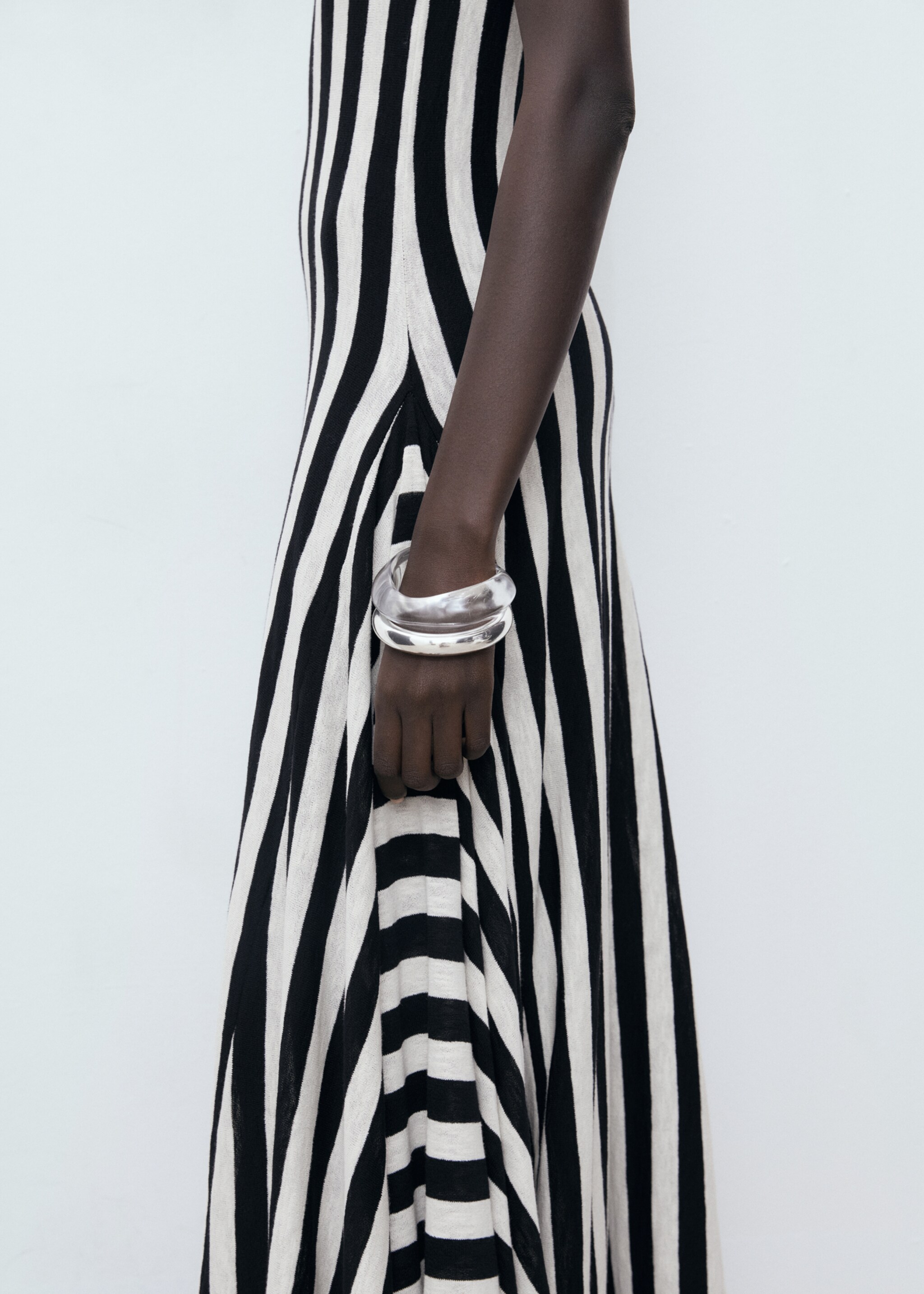 Asymmetrical low-knit dress - Details of the article 6, Black. Ref: 17072926-00.