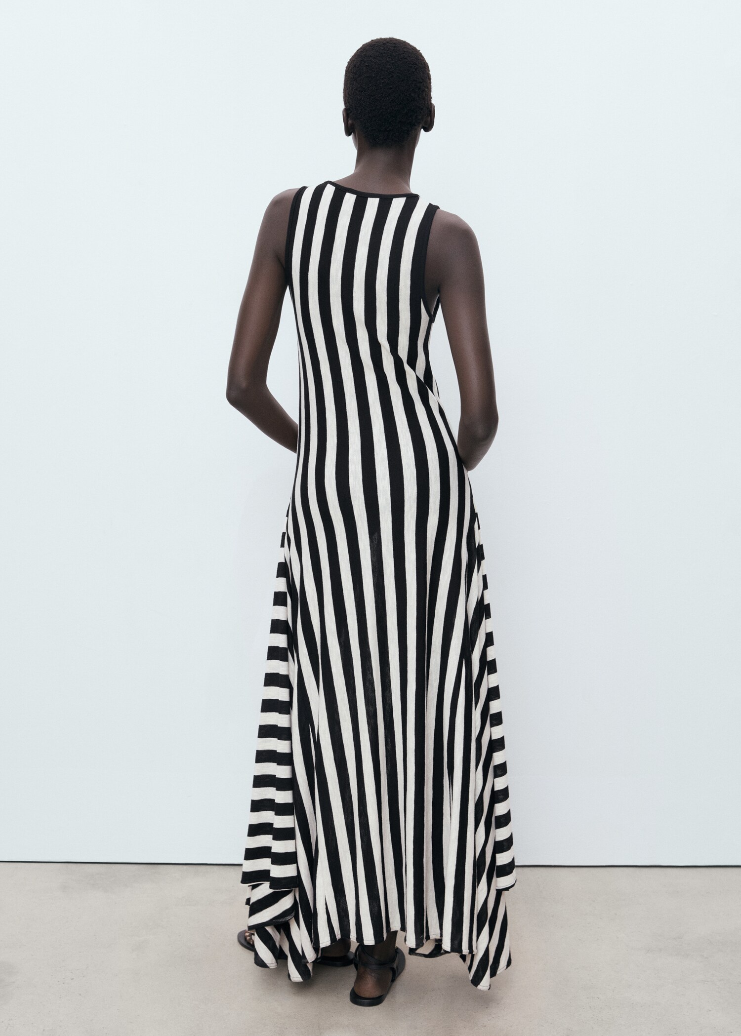 Asymmetrical low-knit dress - Reverse of the article