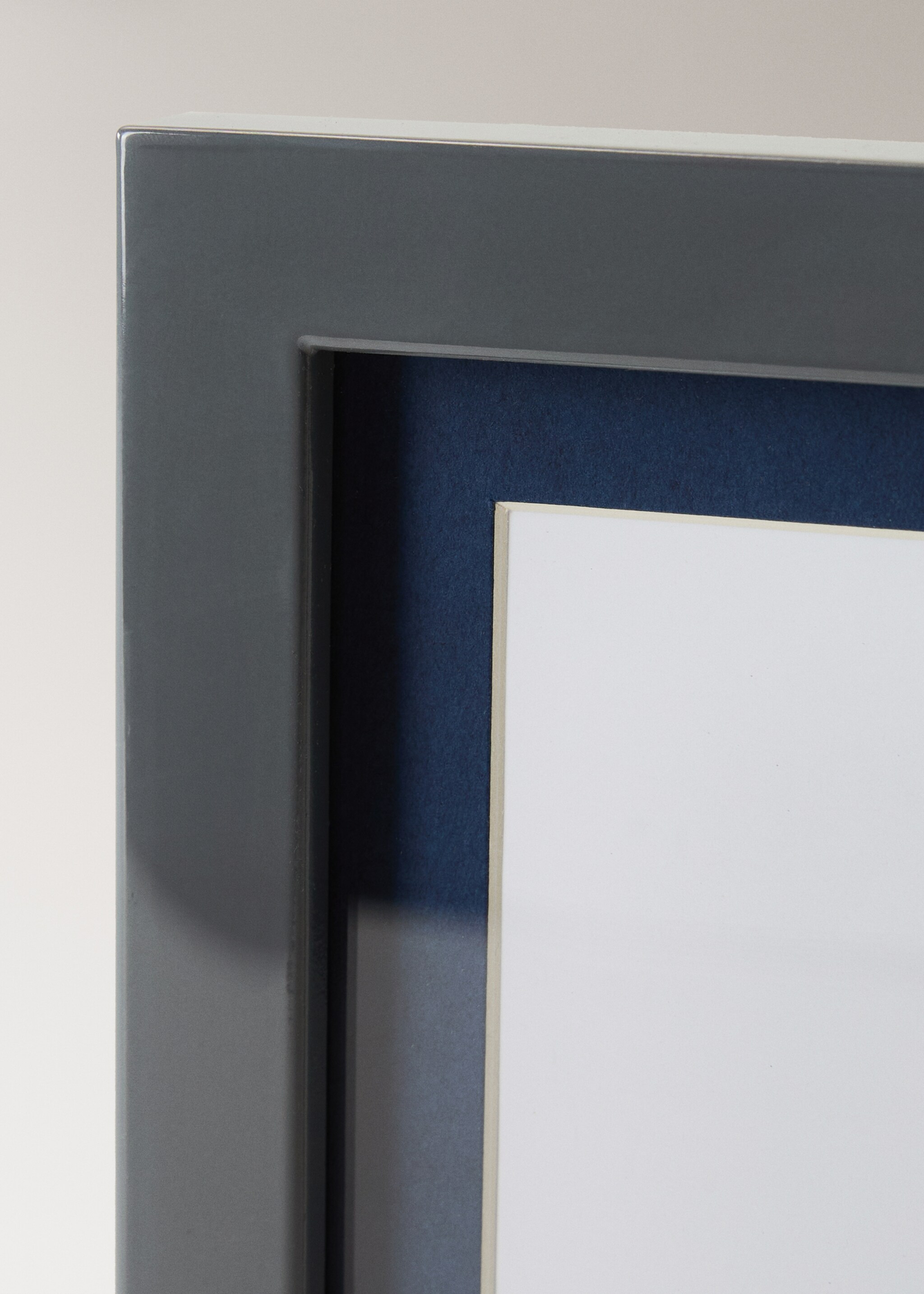 Medium coloured lacquered frame - Details of the article 2, Grey. Ref: 17072927-00.