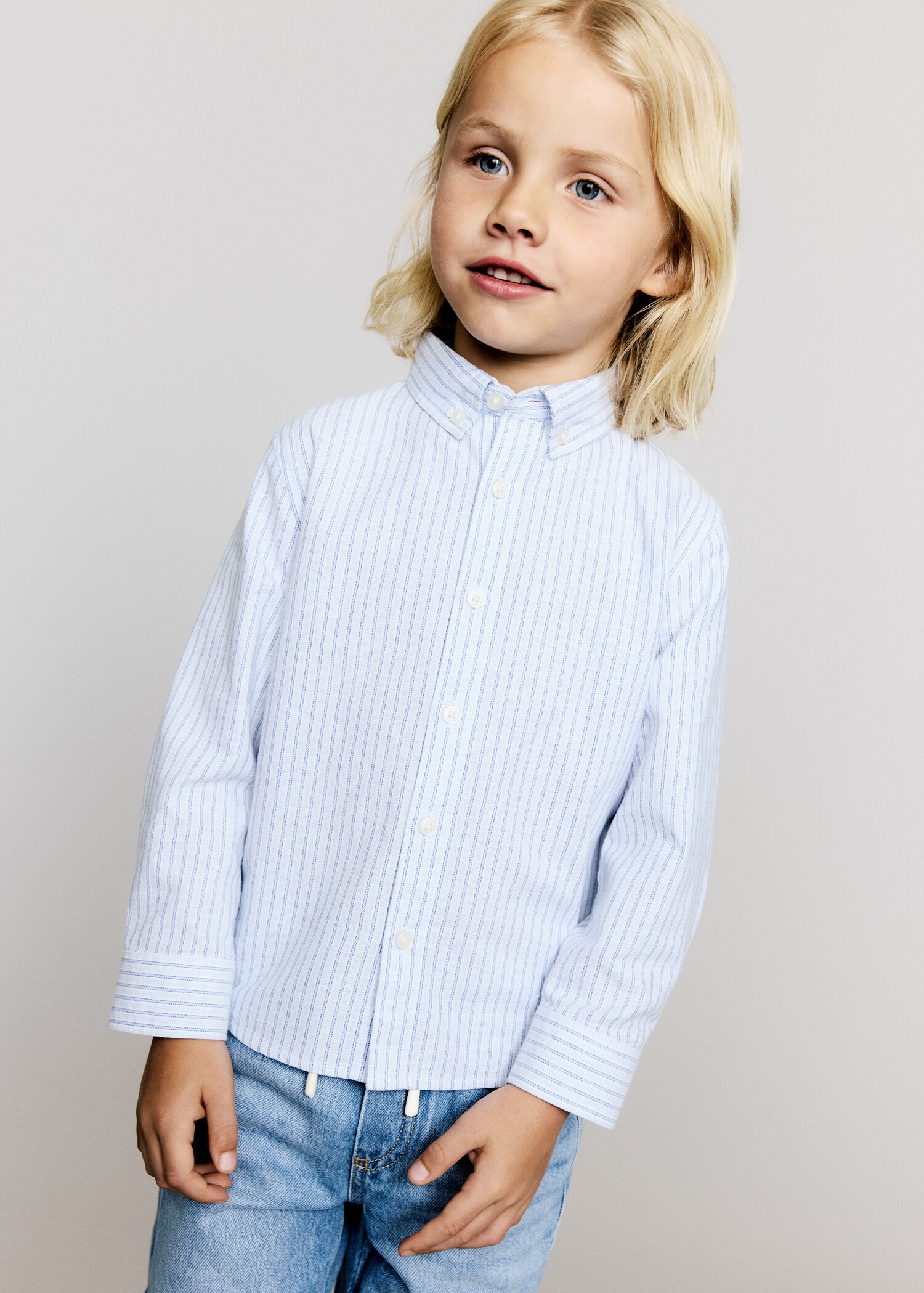 Camisa Oxford às riscas - Plano médio