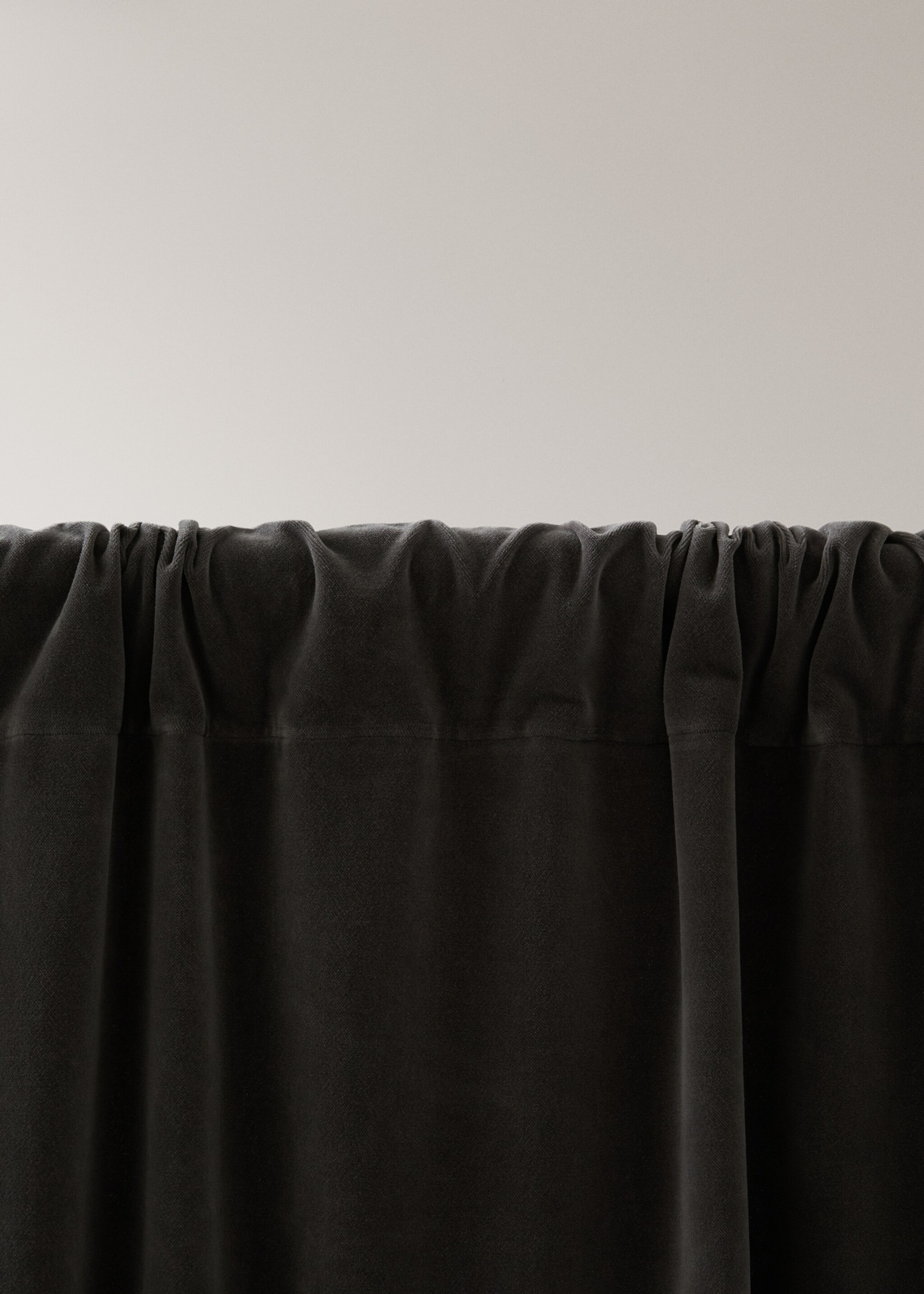 Velvet curtain - Details of the article 1, Dark Grey. Ref: 17073317-00.