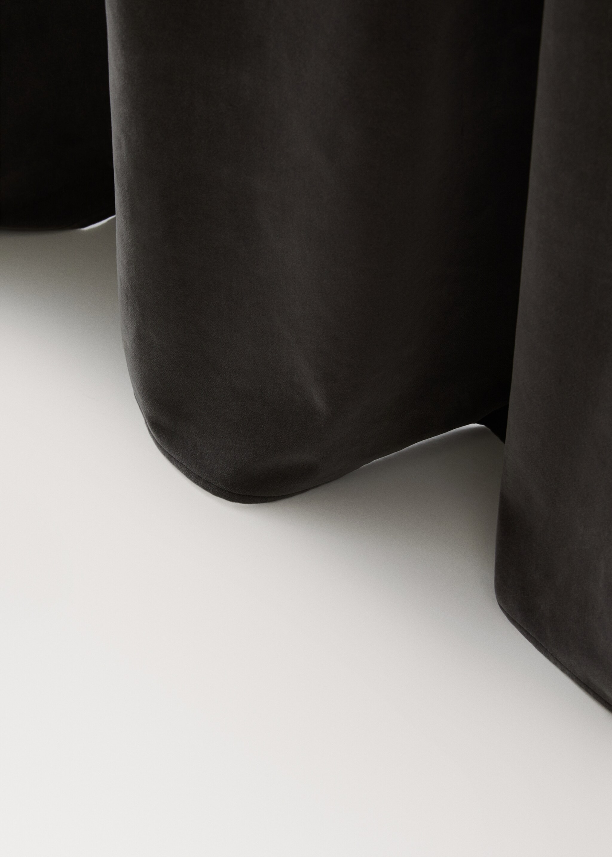 Velvet curtain - Details of the article 4, Dark Grey. Ref: 17073317-00.