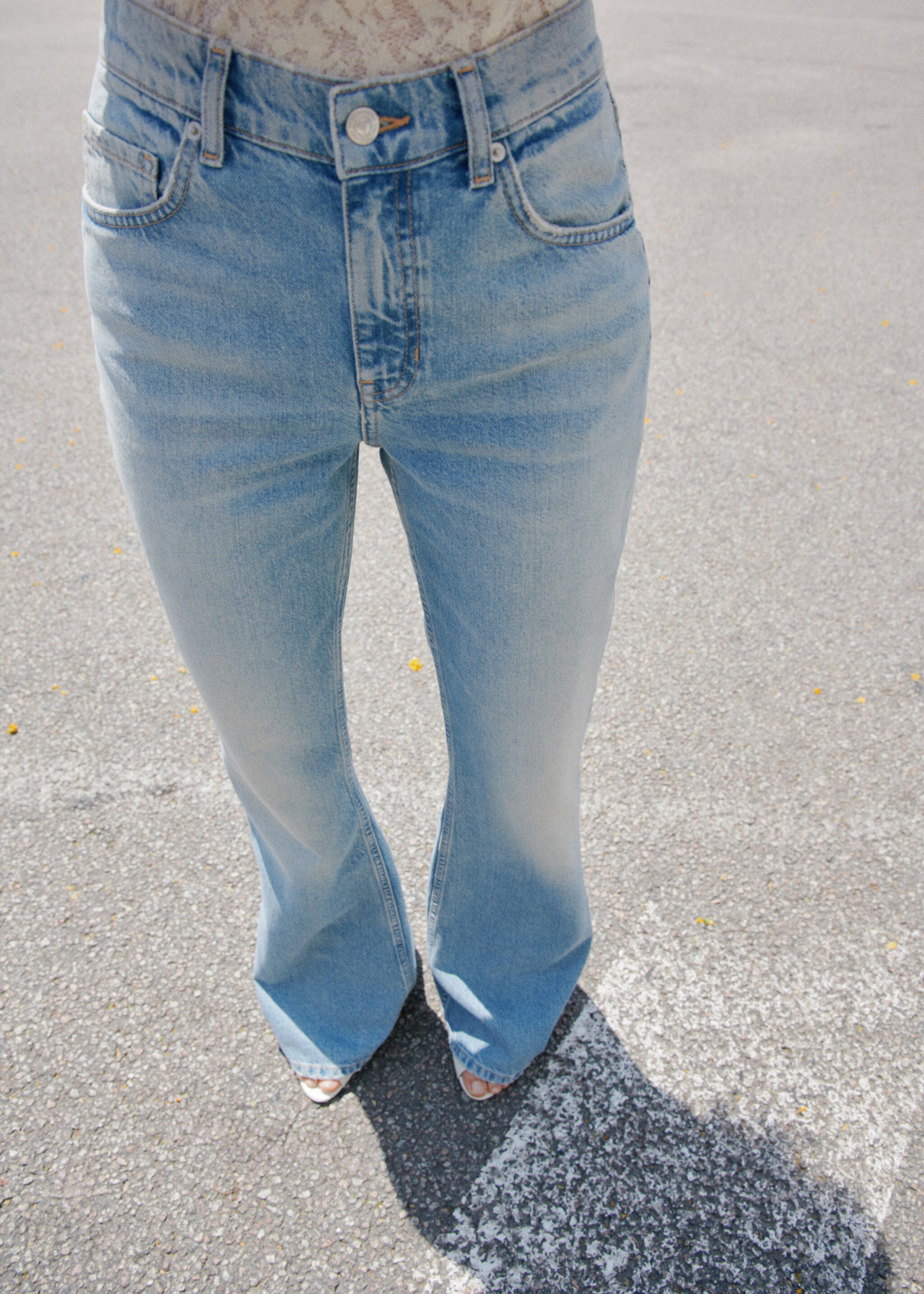 Jeans flare tiro medio - Plano medio