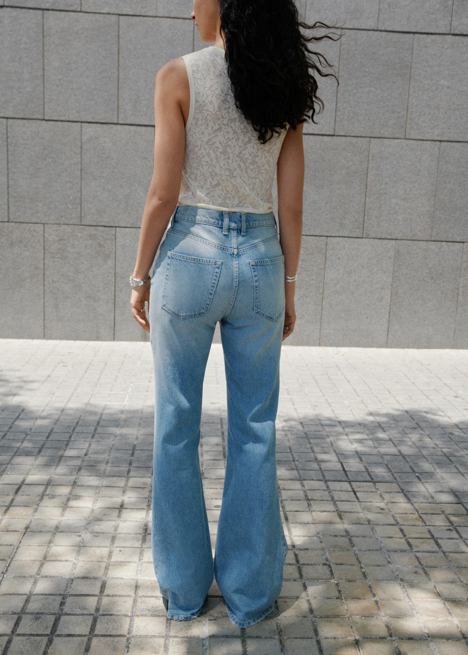 Mid-rise flared jeans - Reverse of the article