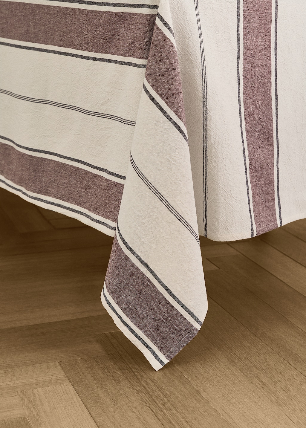 Cotton striped tablecloth for 6 to 8 diners