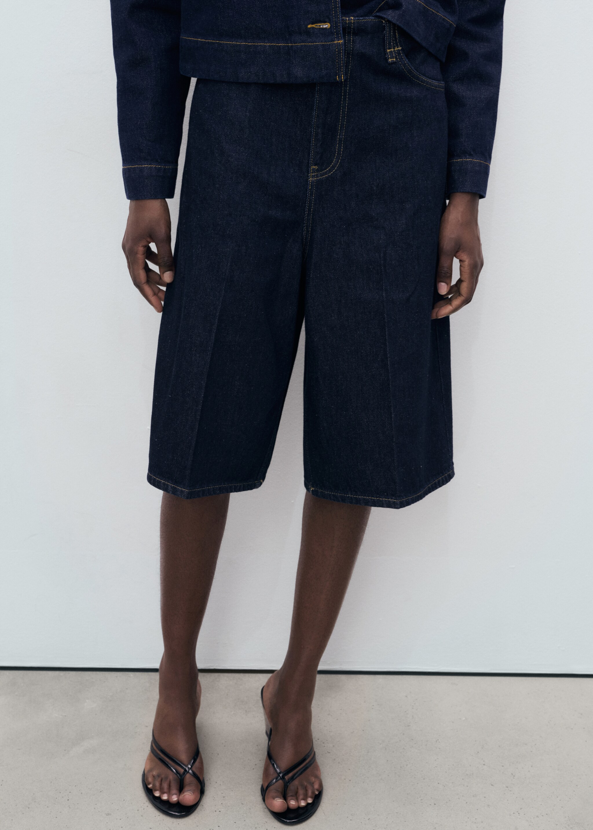 Mid-rise denim bermuda shorts - Medium plane