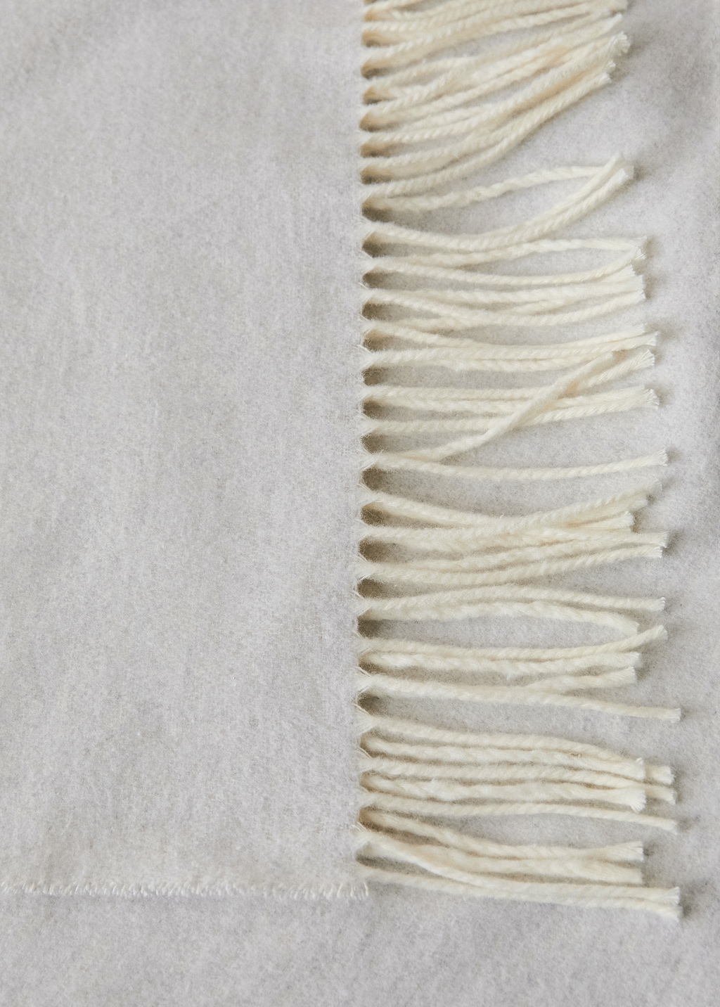 Double-sided cotton blanket with fringes