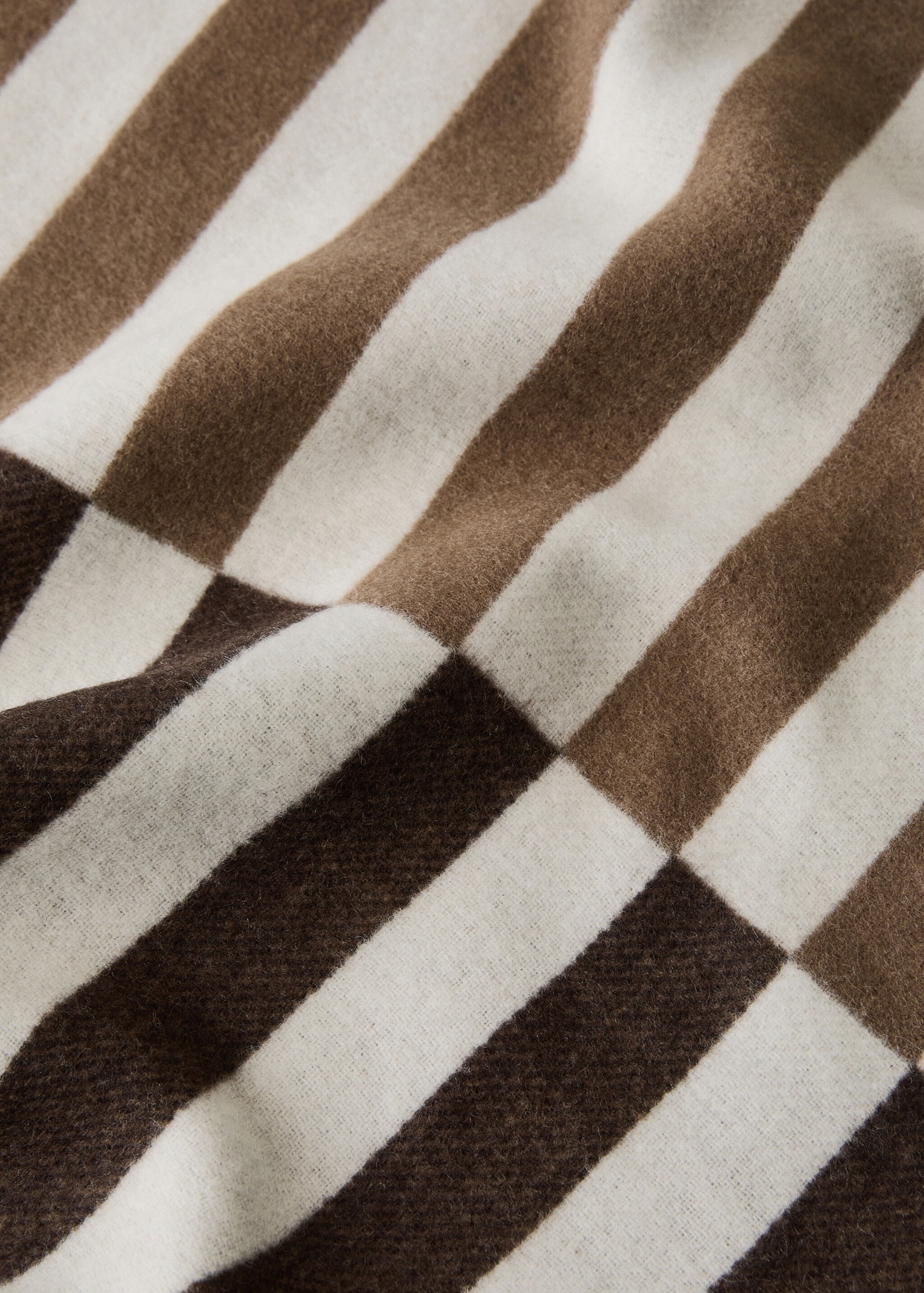 Blanket/plaid juan - Details of the article 2, Chocolate. Ref: 17073818-00.