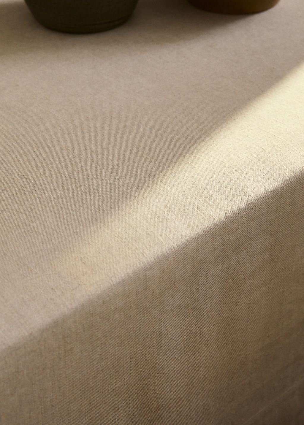 Linen tablecloth for 6 to 8 diners