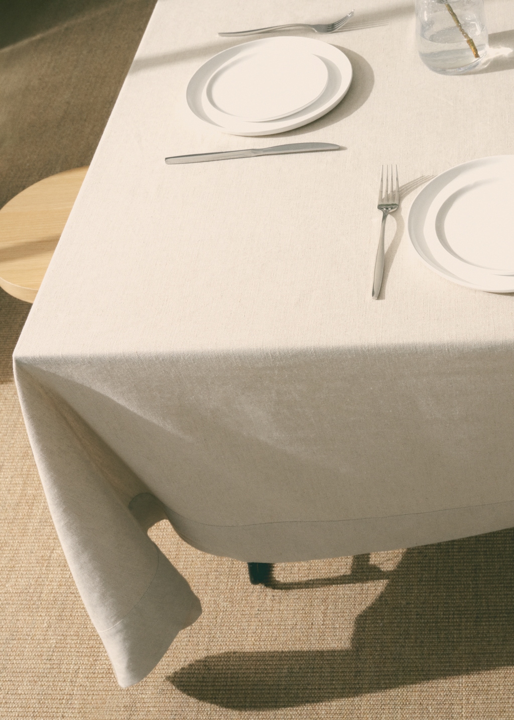 Linen tablecloth for 6 to 8 diners