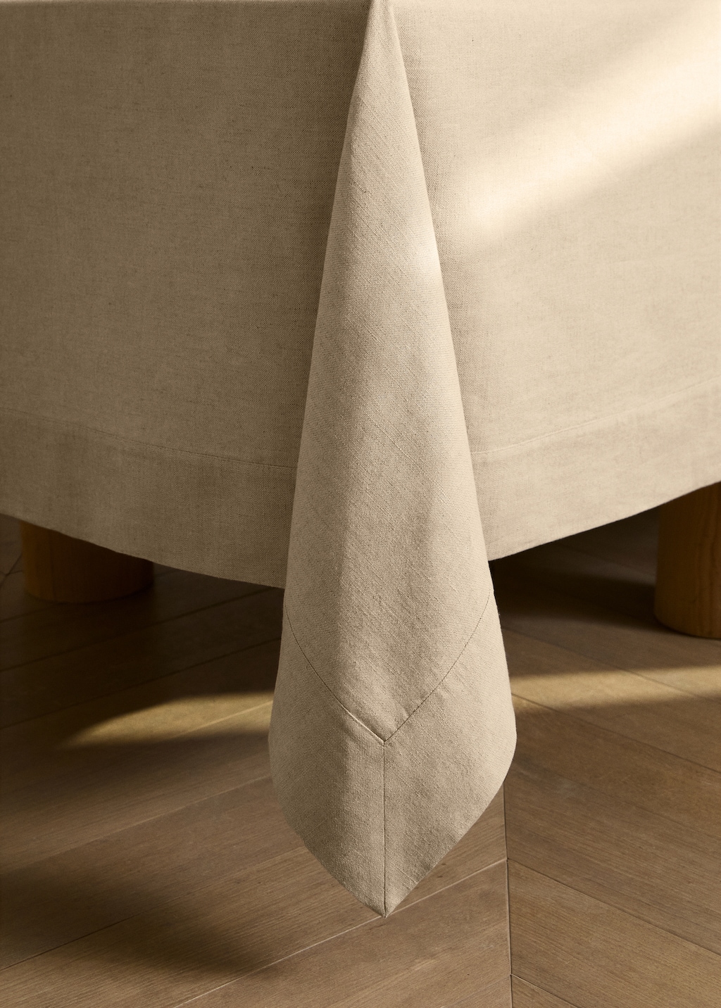Linen tablecloth for 6 to 8 diners