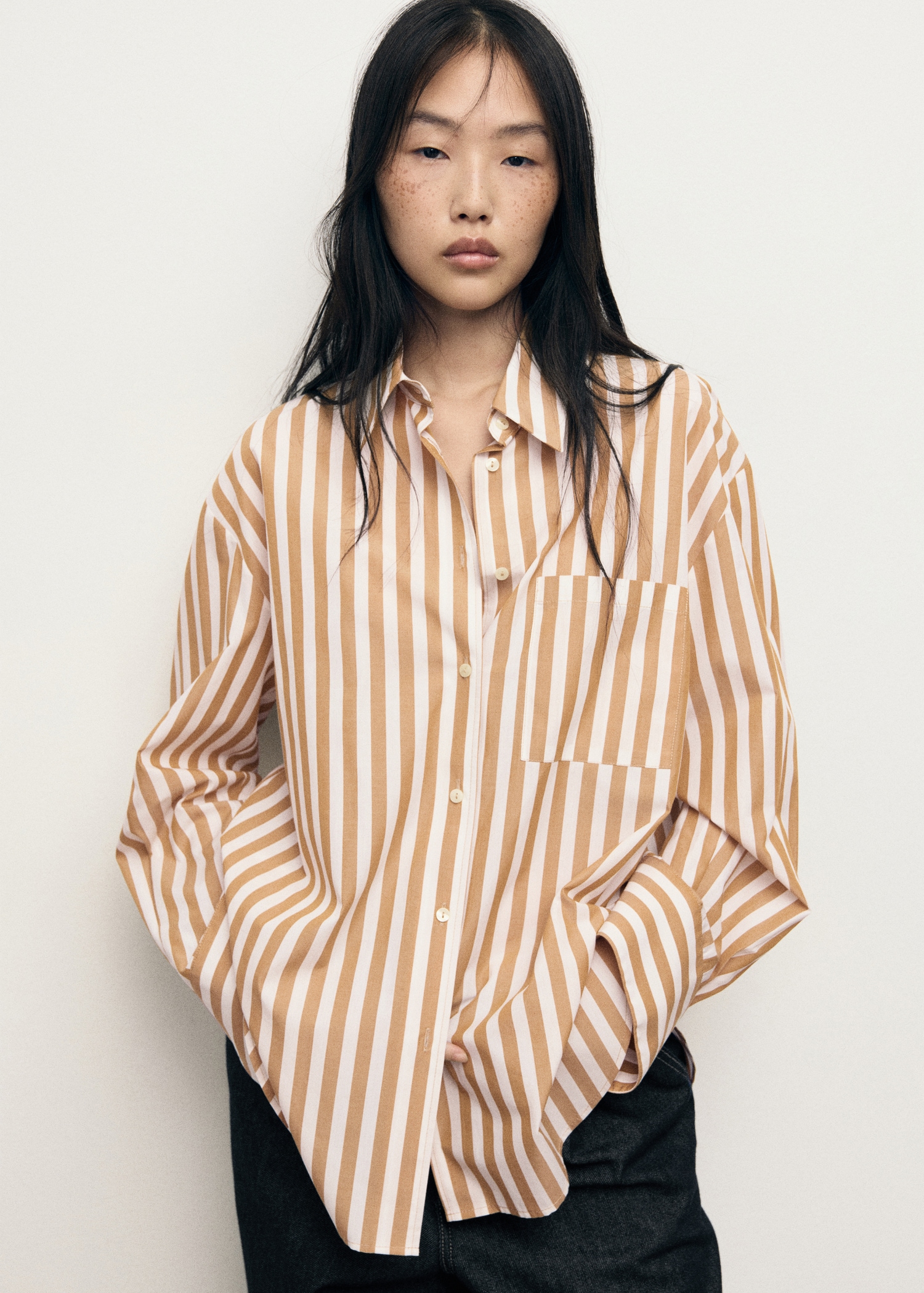 Camisa rayas oversize - Plano medio