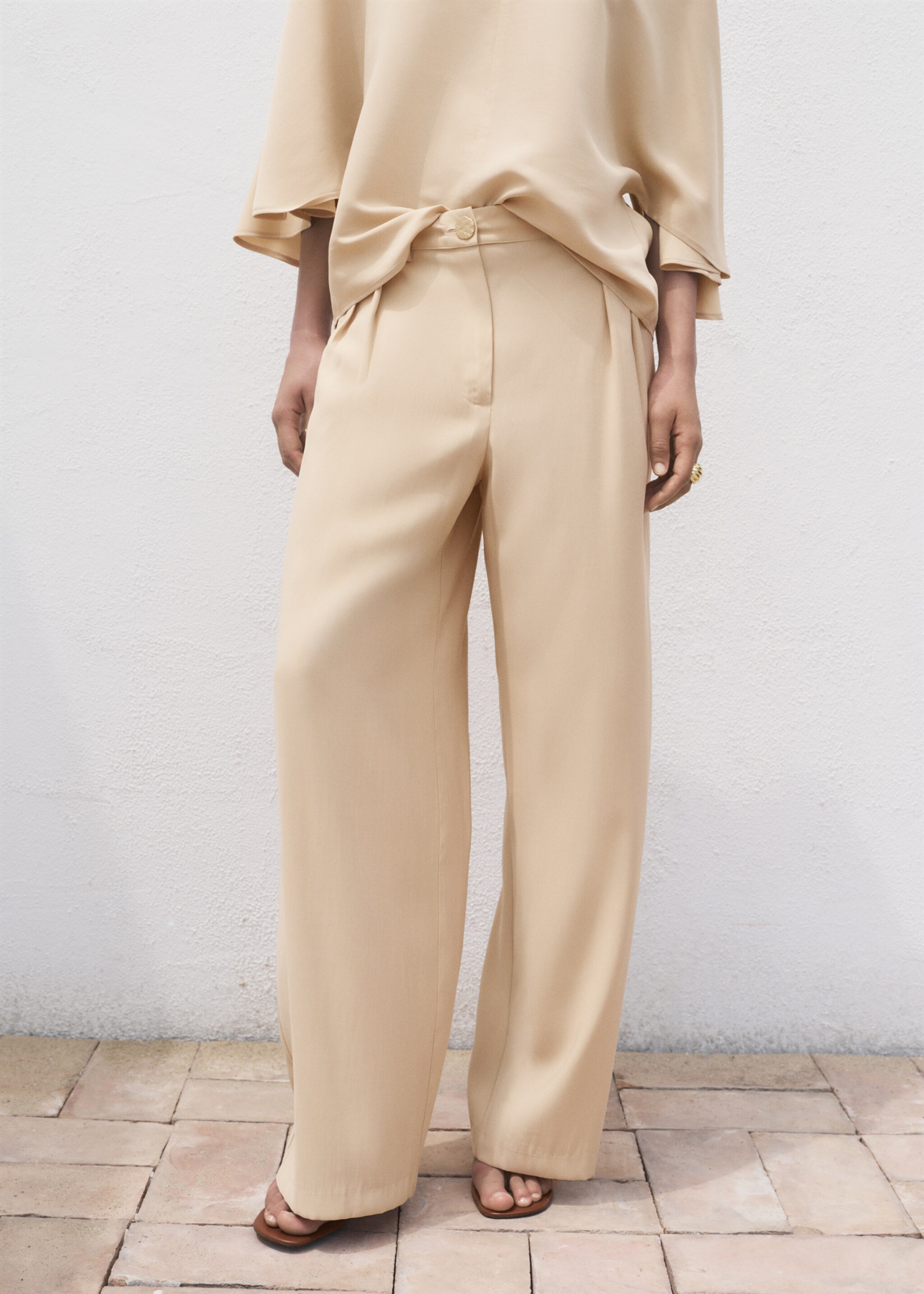 Straight-fit pleated trousers - Medium plane, Sand. Ref: 17074087-00.