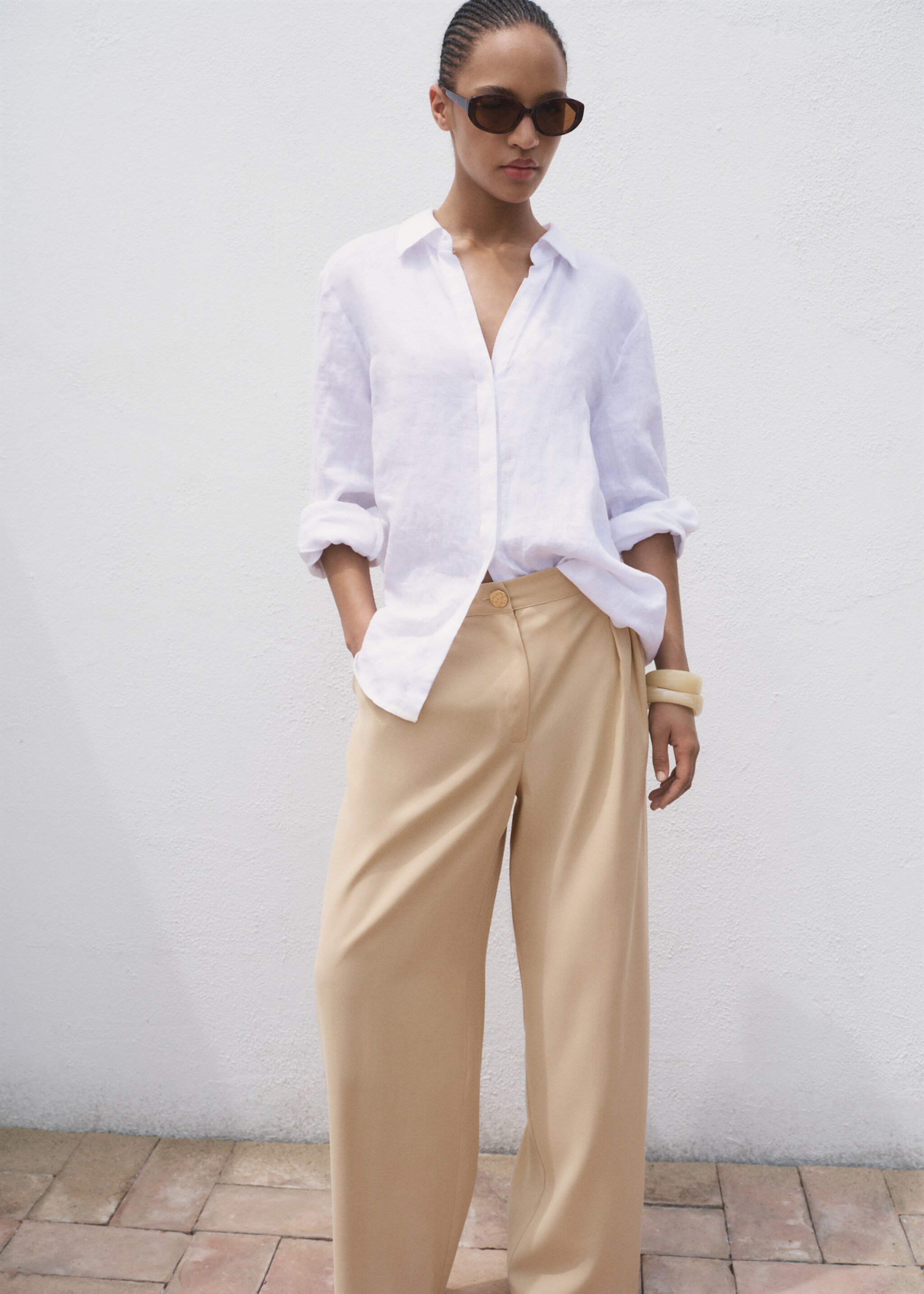 Straight-fit pleated trousers - Details of the article 2, Sand. Ref: 17074087-00.