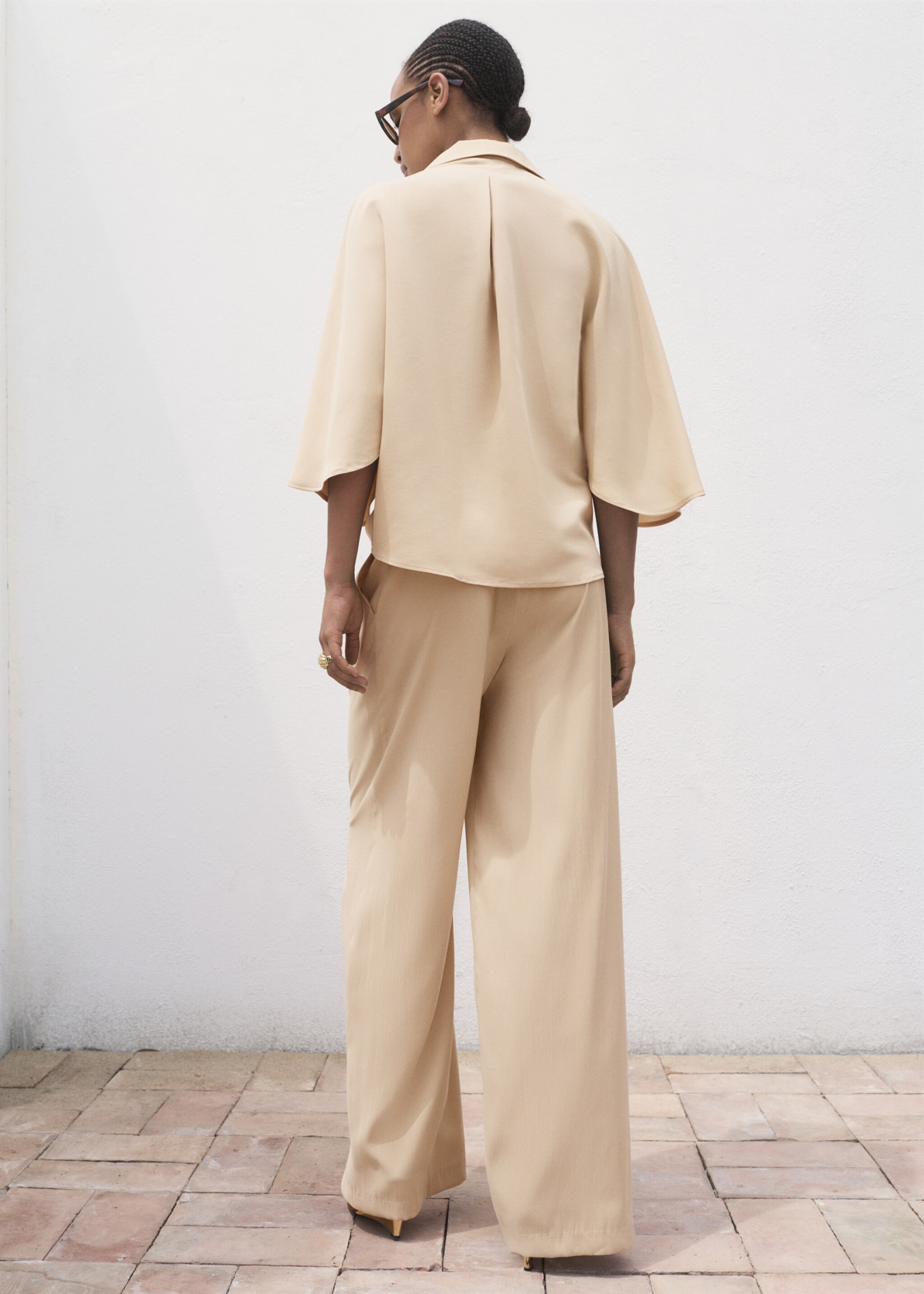 Straight-fit pleated trousers - Reverse of the article, Sand. Ref: 17074087-00.