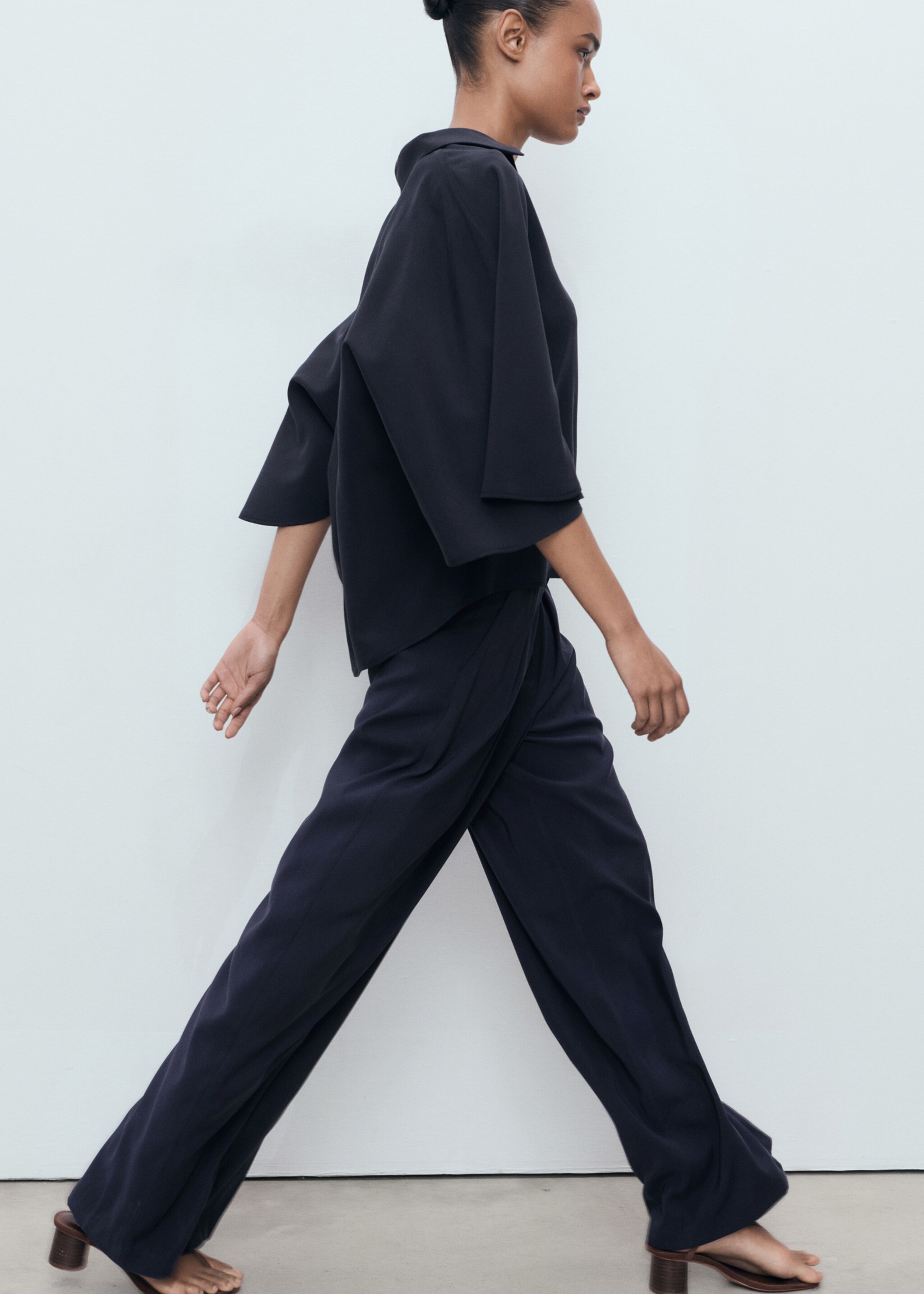 Straight-fit pleated trousers - Details of the article 6, Navy. Ref: 17074087-00.