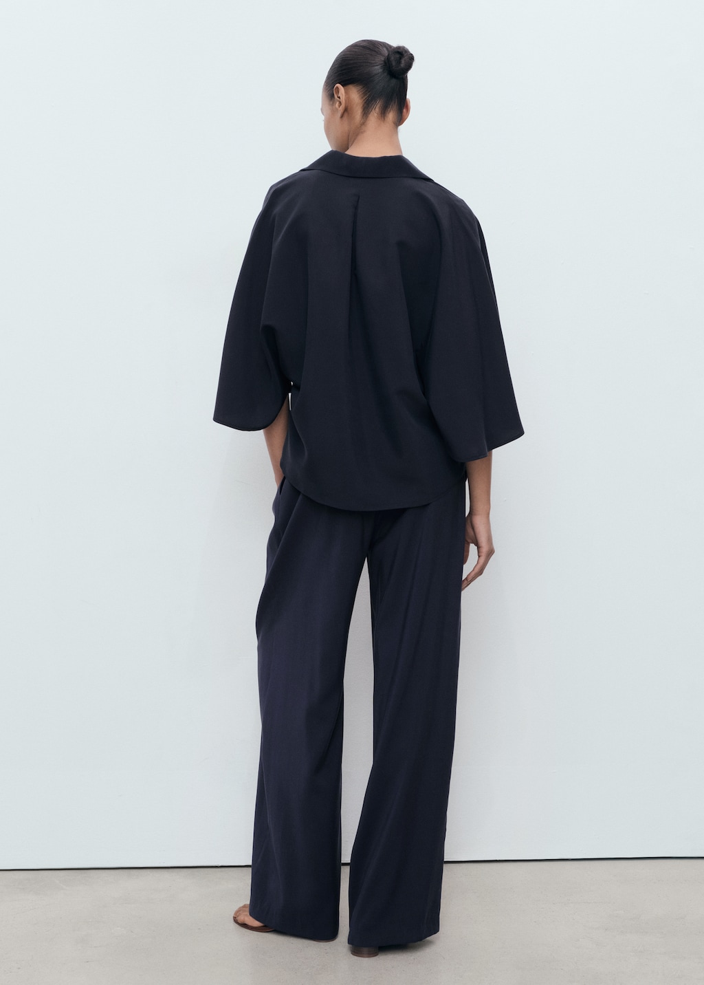 Straight-fit pleated pants - image 3