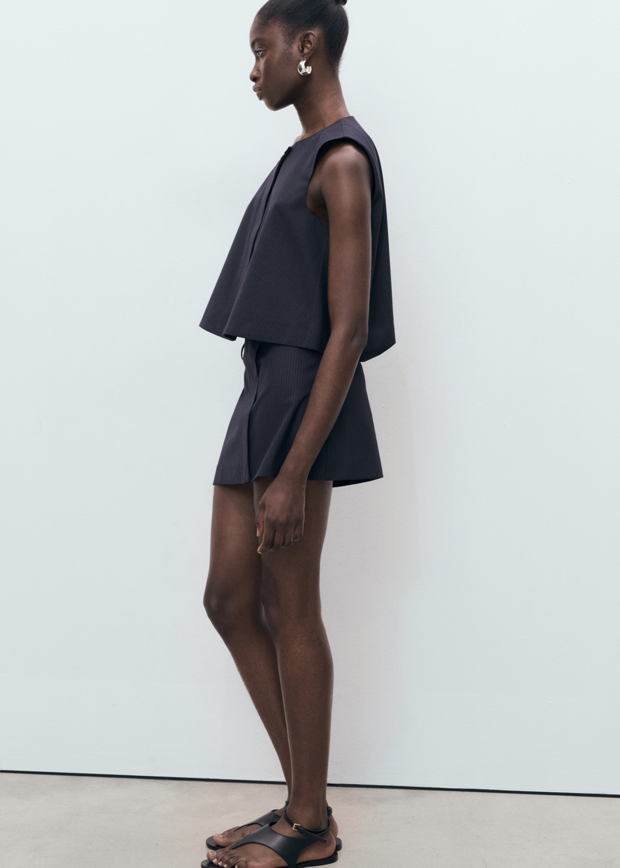 Pinstriped top with balloon effect - Details of the article 6, Navy. Ref: 17074089-00.