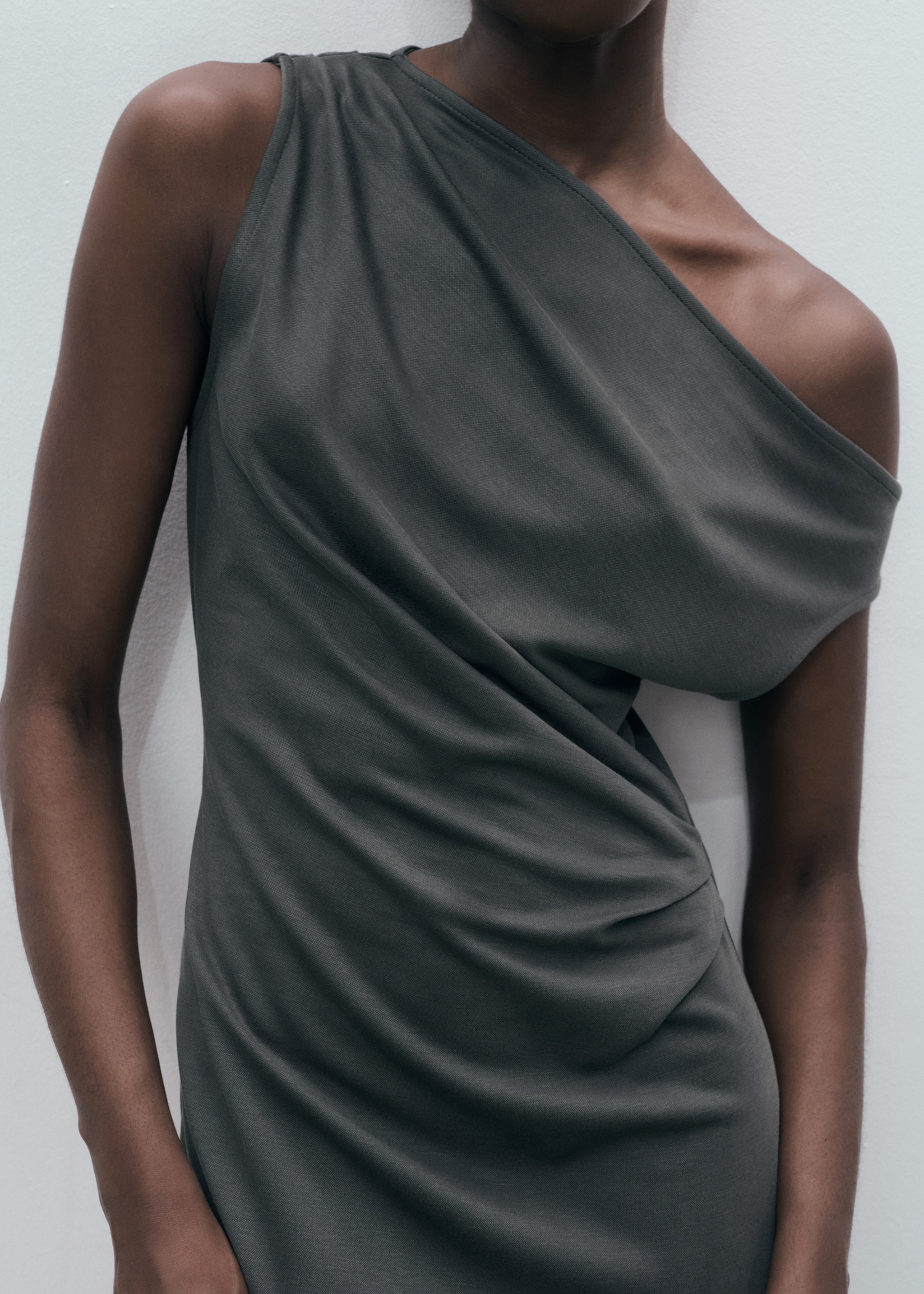Asymmetrical pleated dress - Details of the article 6, Charcoal. Ref: 17074108-00.