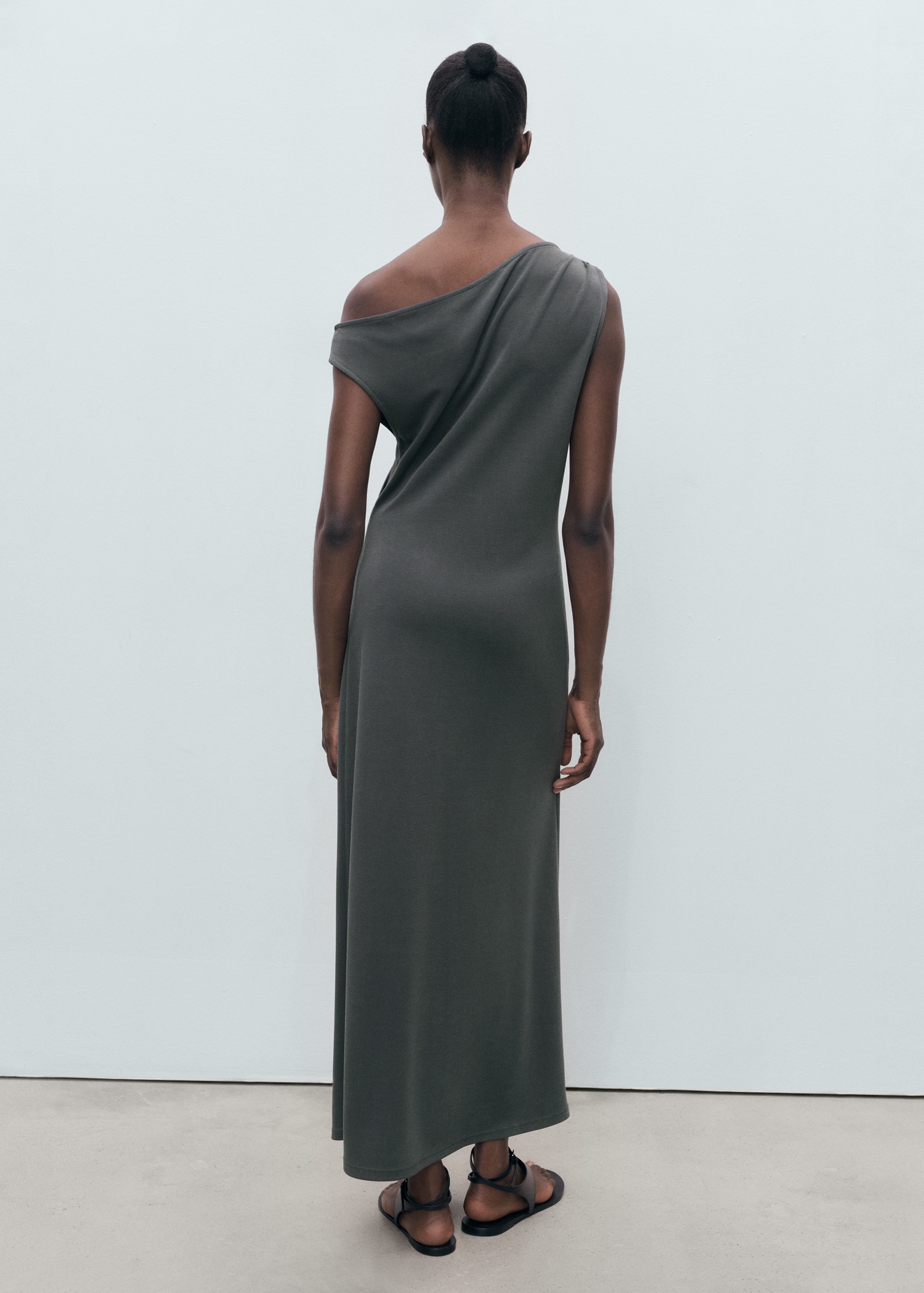 Asymmetrical pleated dress - Reverse of the article