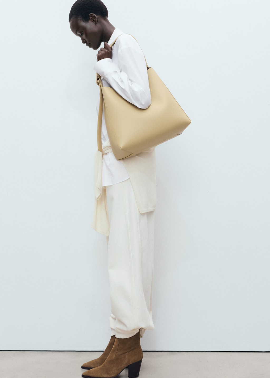 Suede ankle boots with pointed toe and block heel