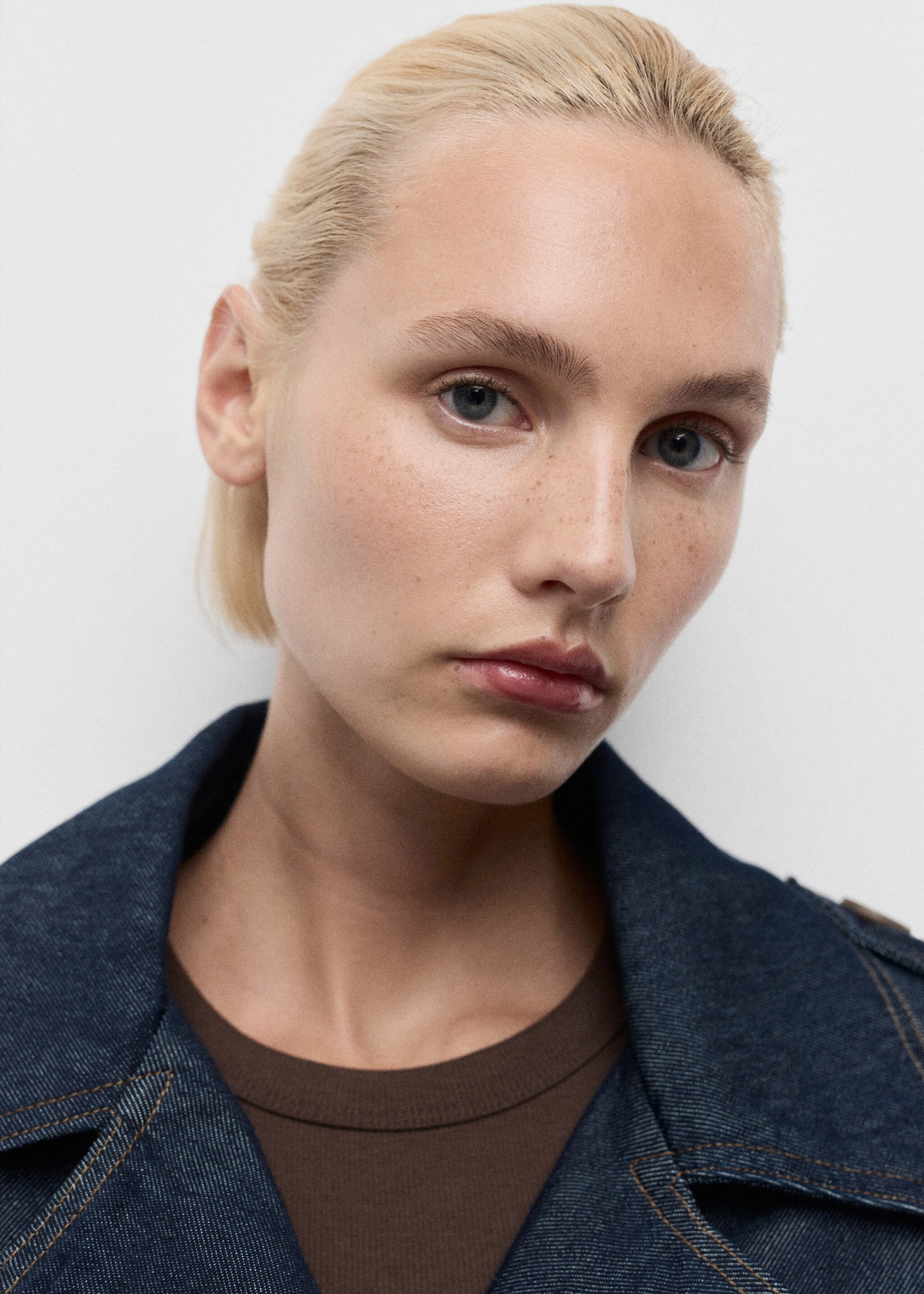 Short denim trench coat with belt - Details of the article 1, Open Blue. Ref: 17074118-00.
