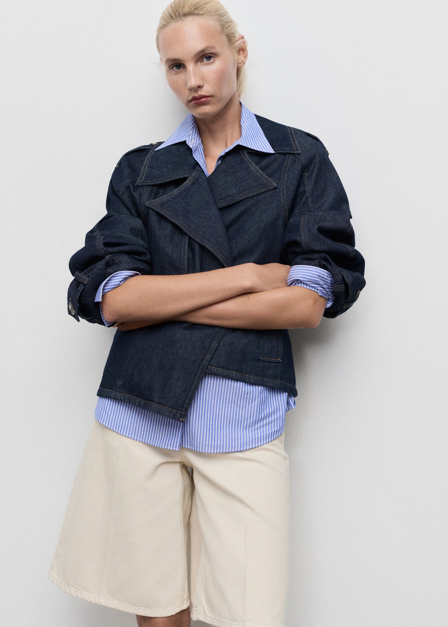 Short denim trench coat with belt - Details of the article 2