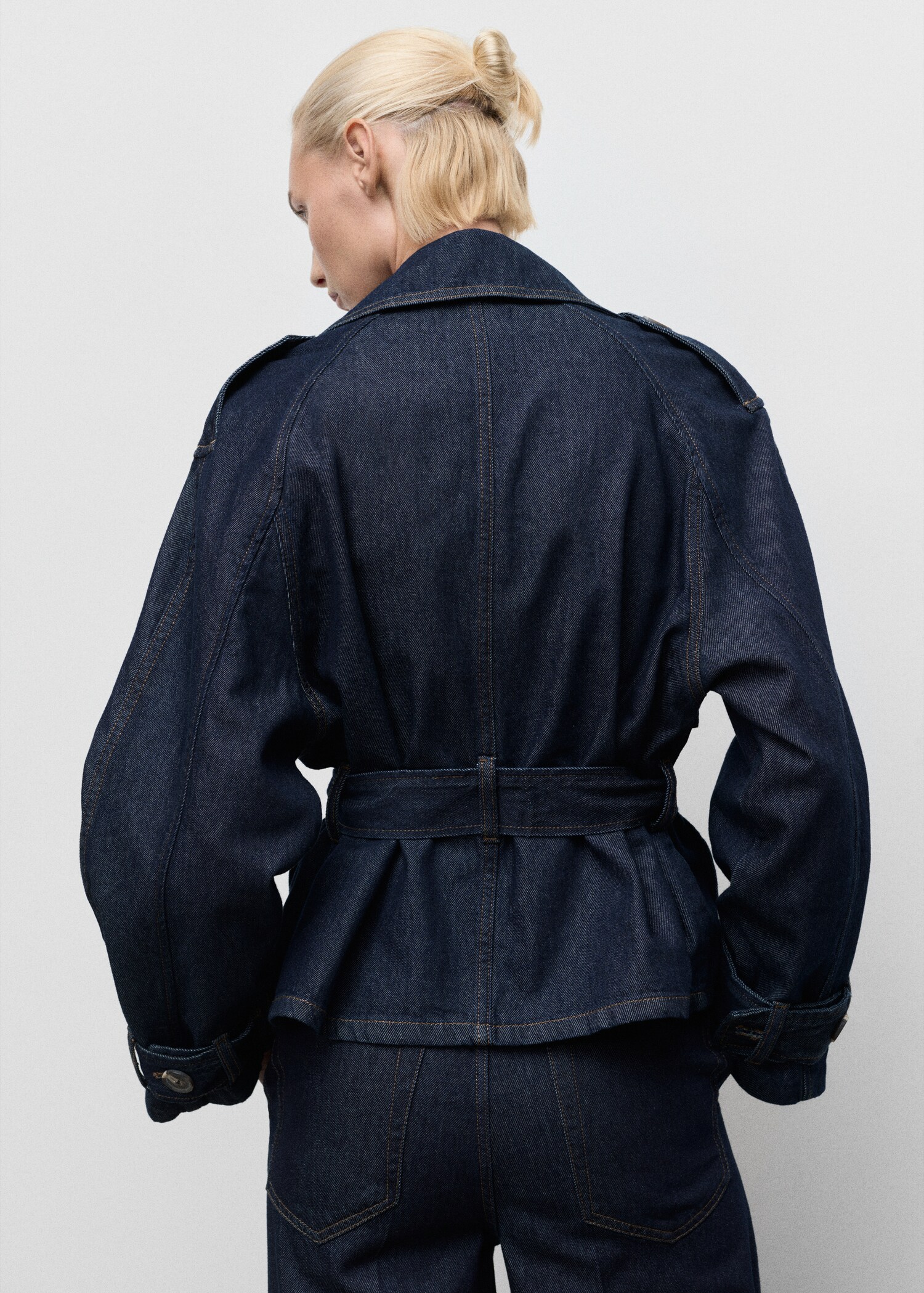 Short denim trench coat with belt - Reverse of the article