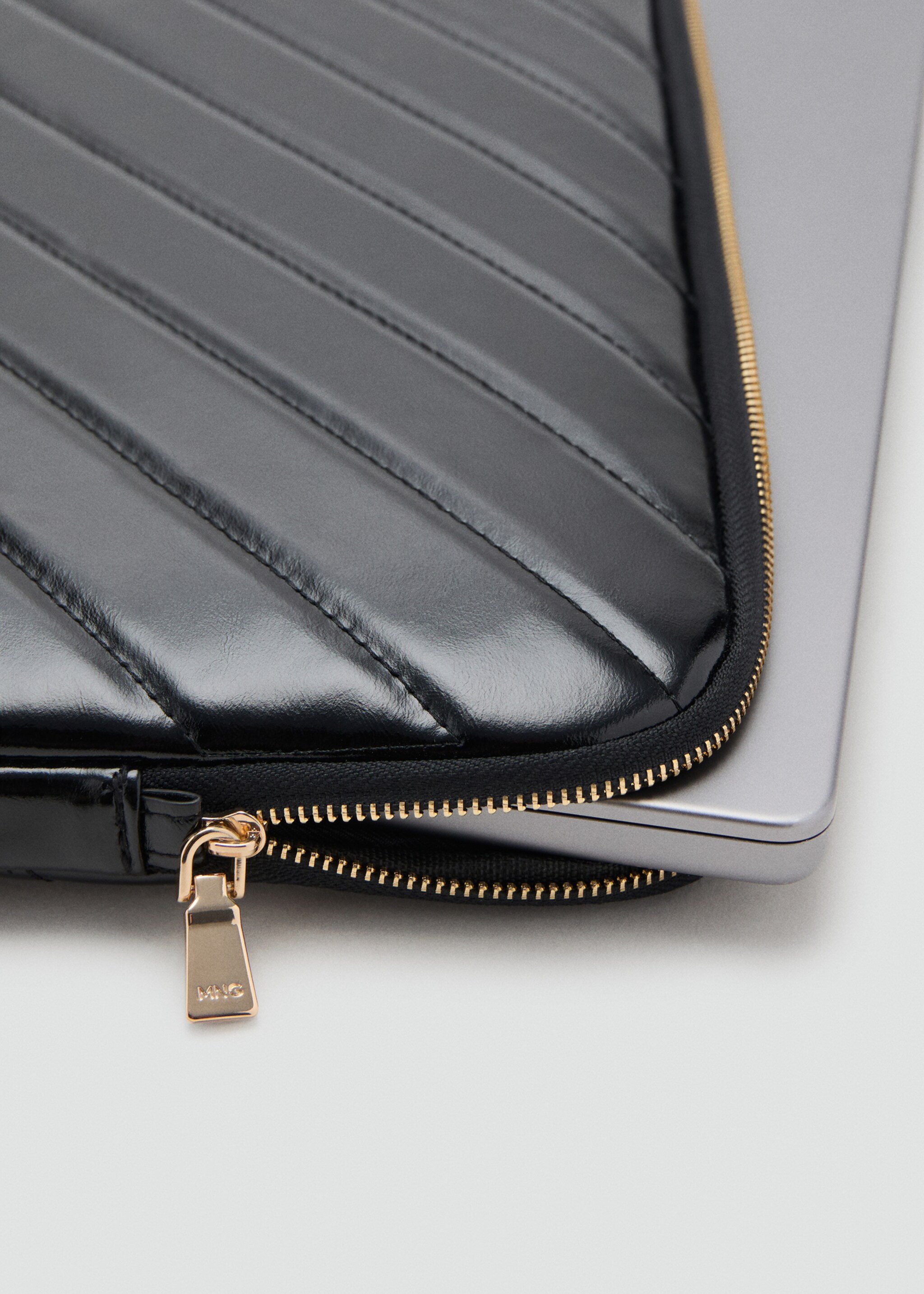 Patent leather laptop case - Details of the article 1, Black. Ref: 17074125-00.