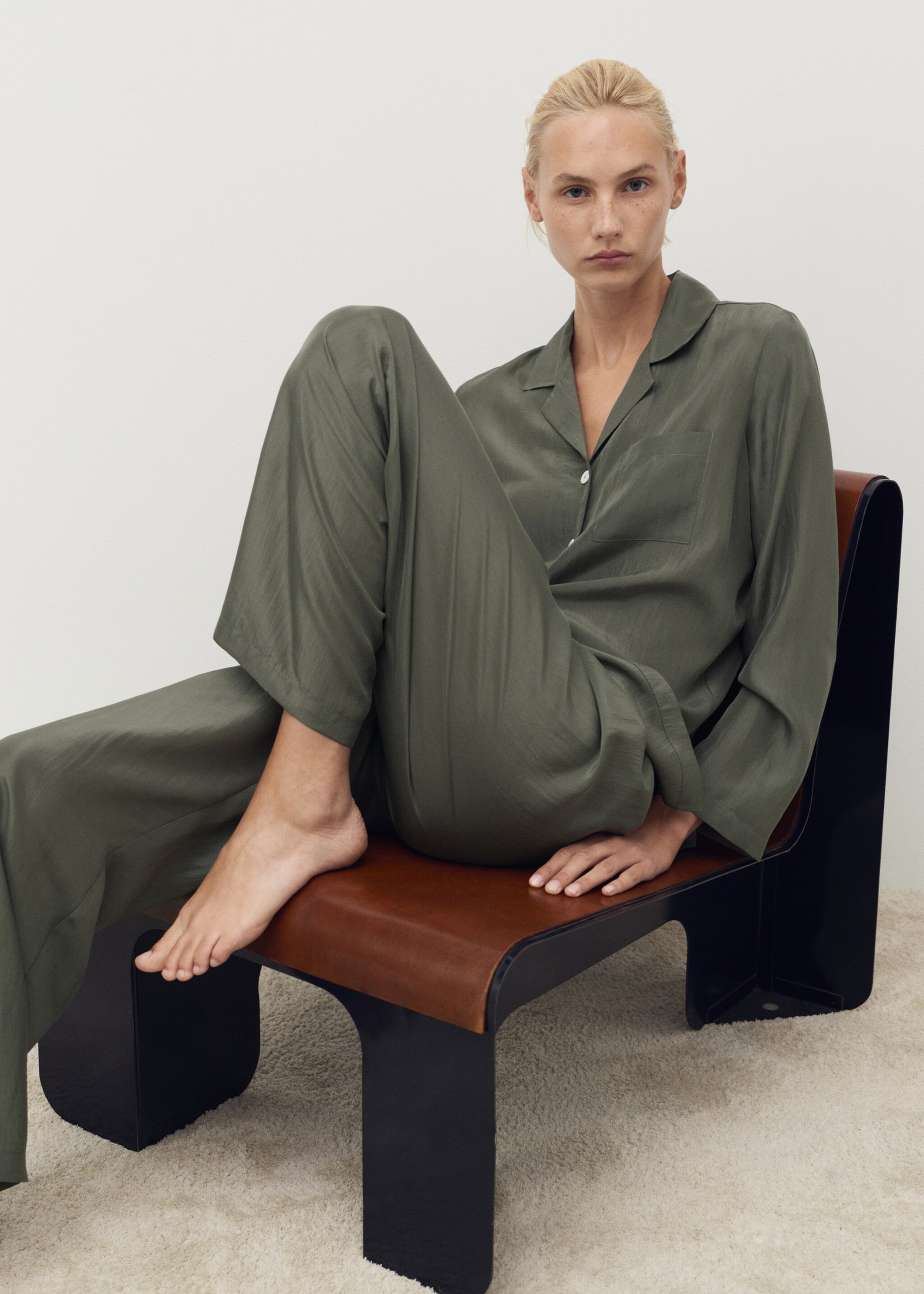Long silk trousers - Details of the article 2, Forest Green. Ref: 17074126-00.
