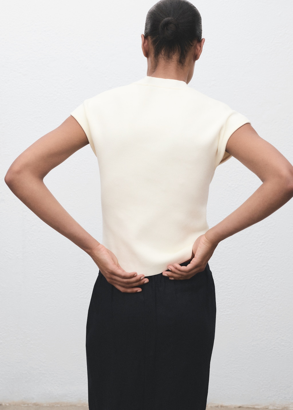 Short-sleeved fine-knit sweater - image 3