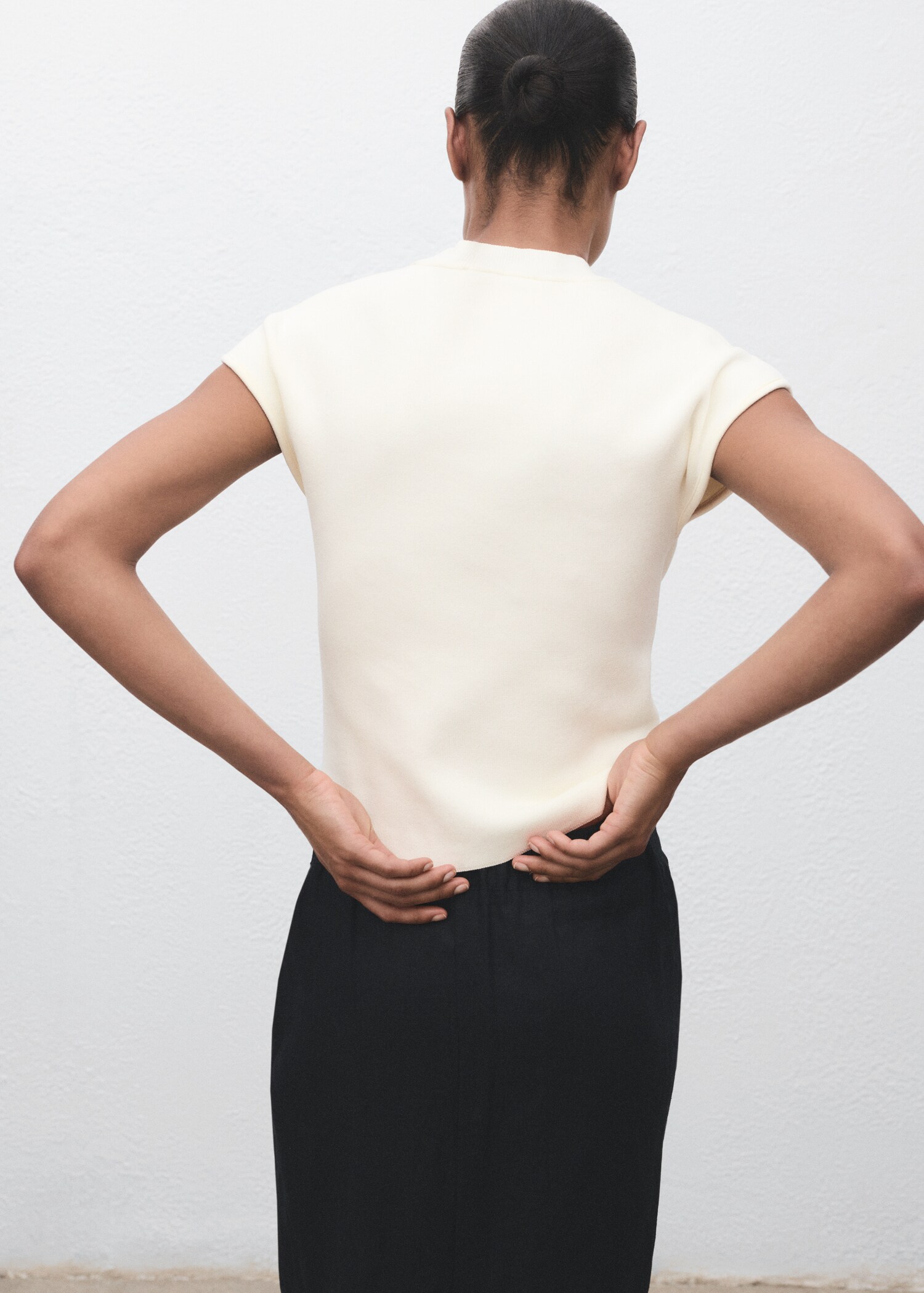 Short-sleeved fine-knit sweater - Reverse of the article