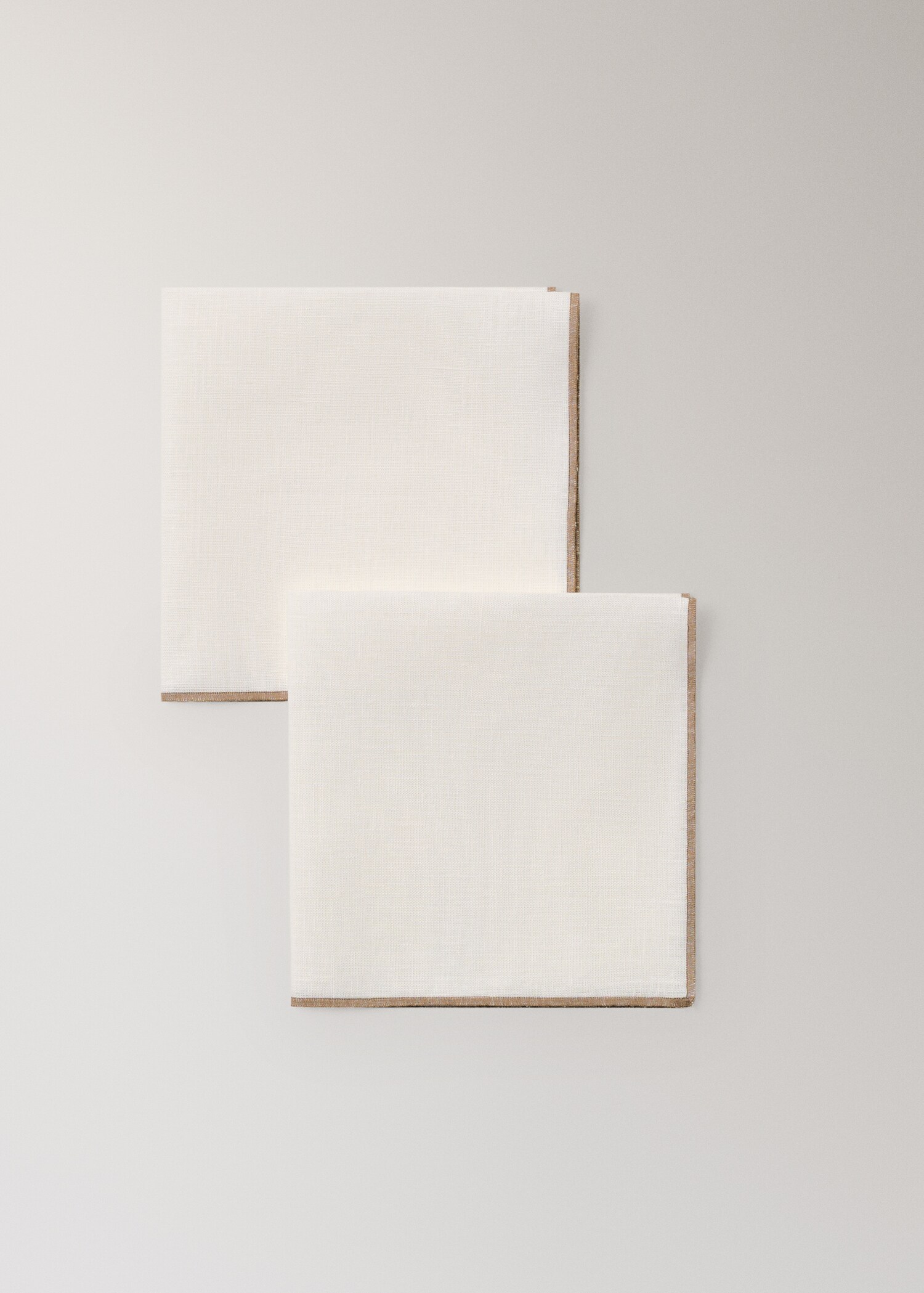 100% linen napkins with contrasting overlock stitching - Details of the article 1