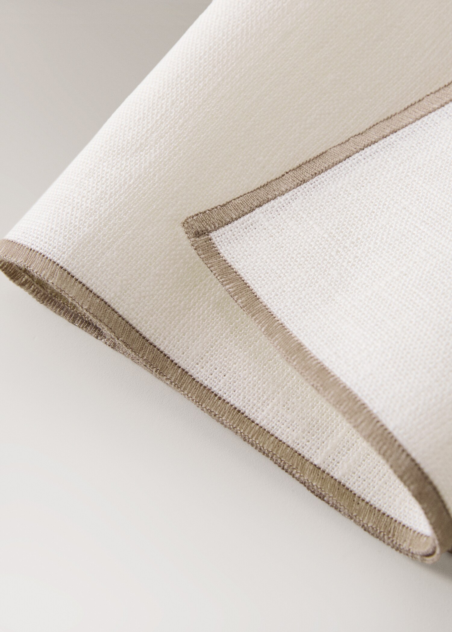 100% linen napkins with contrasting overlock stitching - Details of the article 2