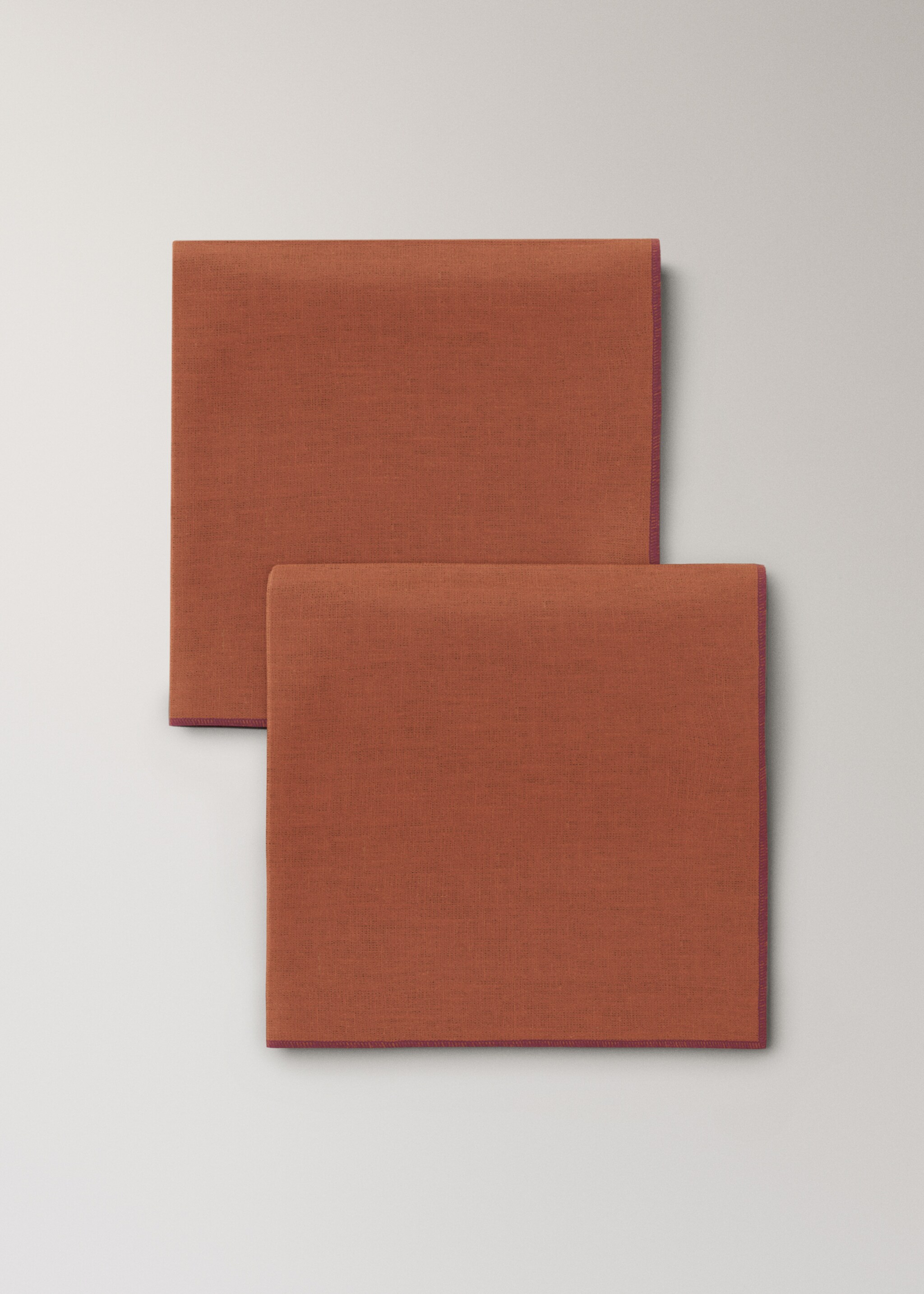 Linen napkin with contrasting overlock - Article without model