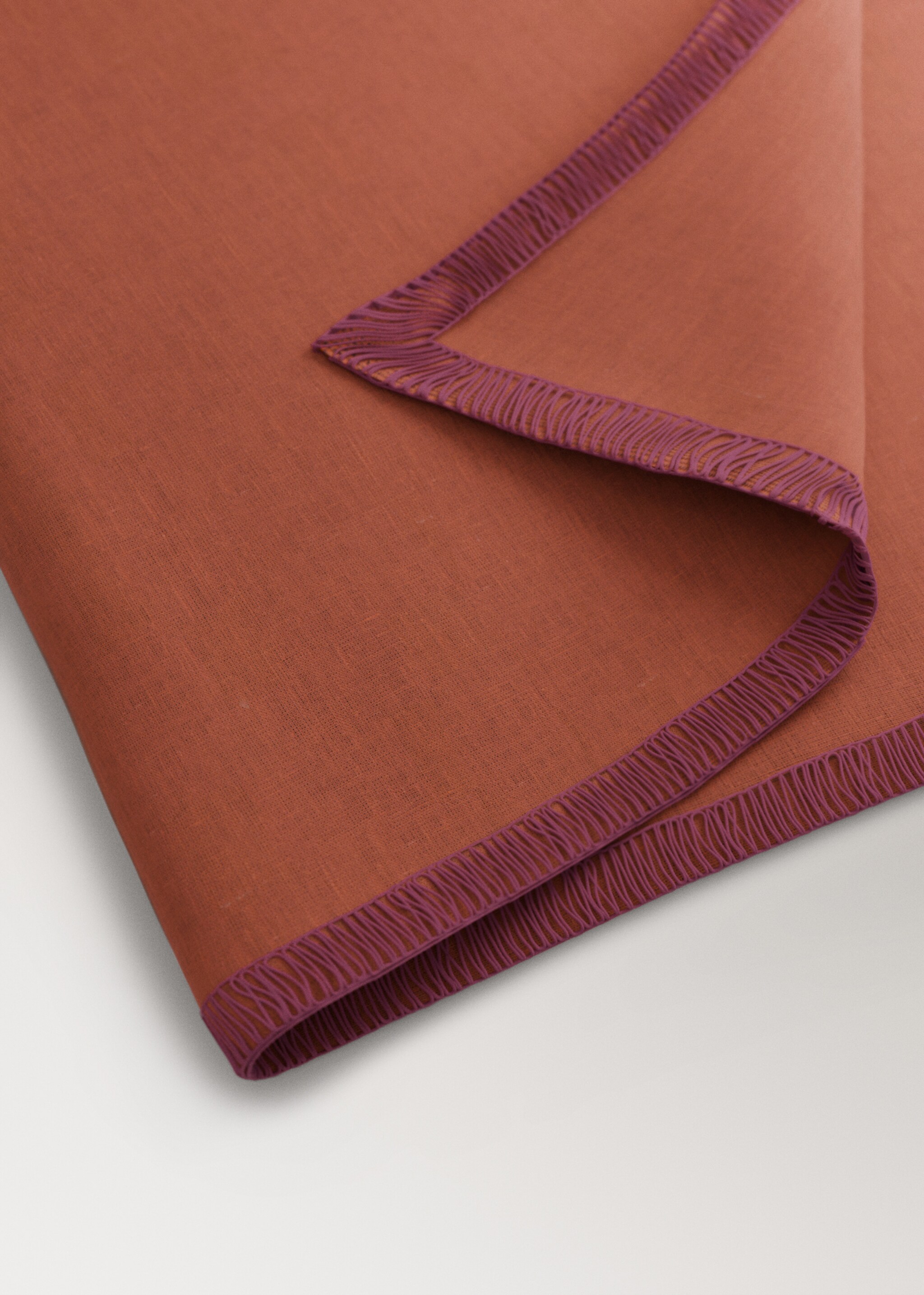 Linen napkin with contrasting overlock - Details of the article 1