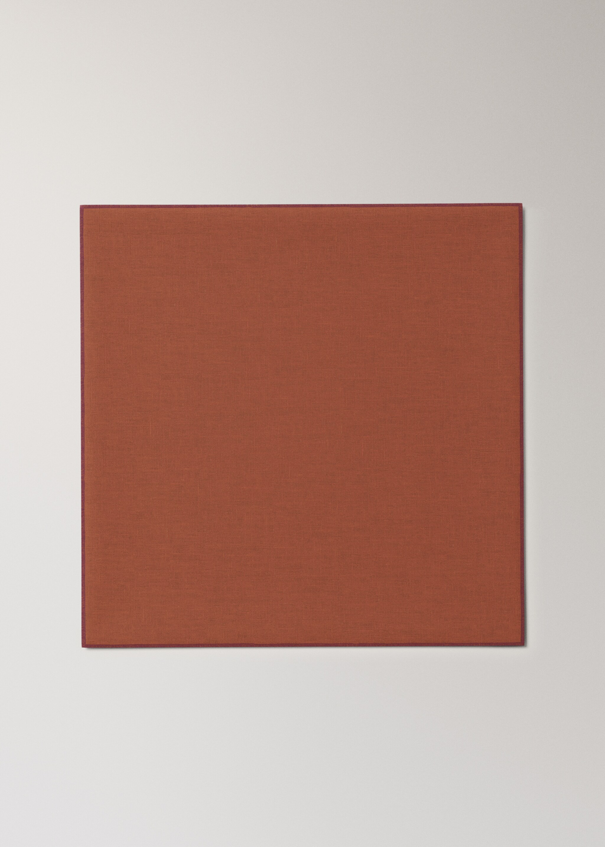 Linen napkin with contrasting overlock - Details of the article 2