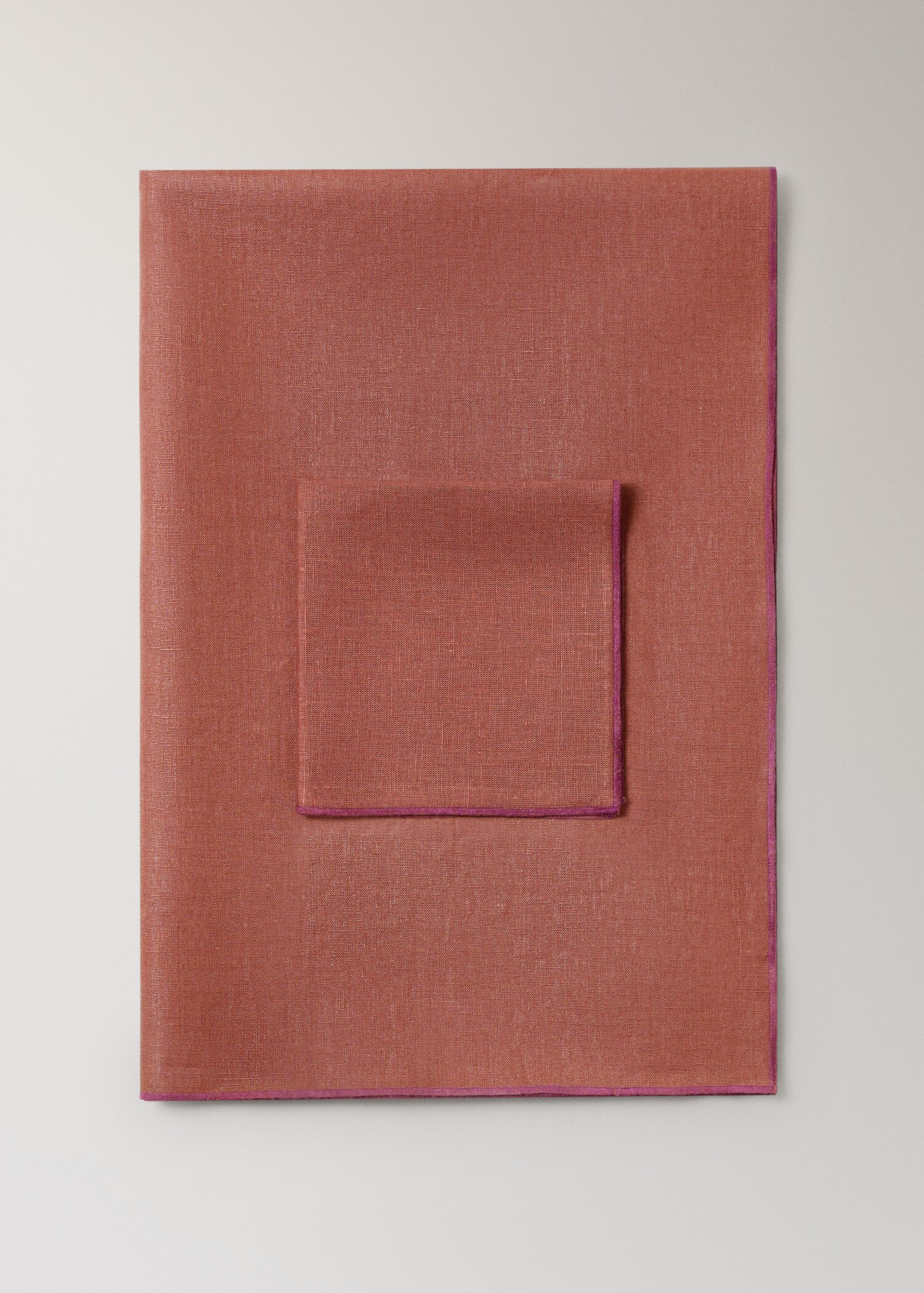 100% linen napkins with contrasting overlock stitching - Details of the article 3