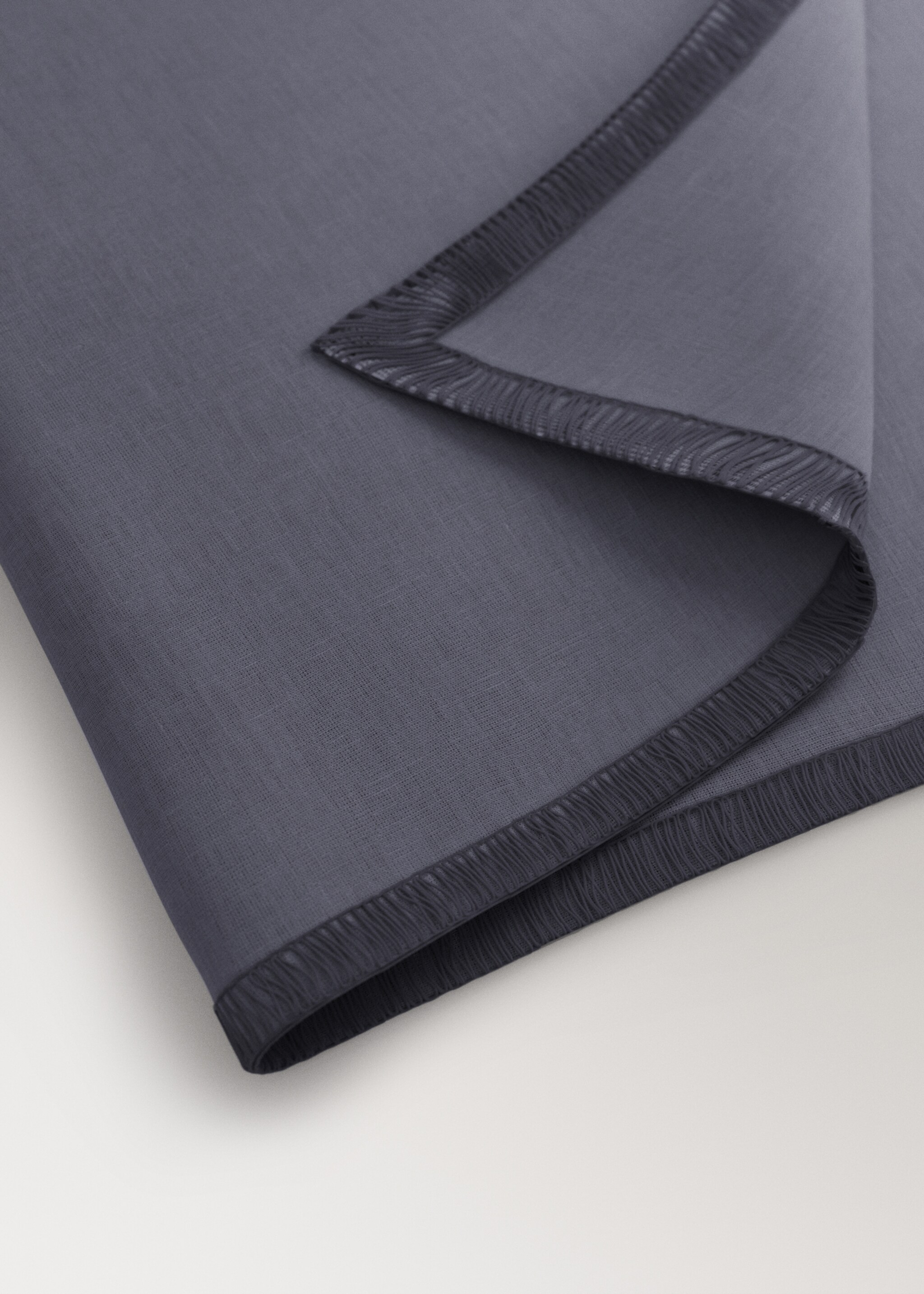 Linen napkin with contrasting overlock - Details of the article 1