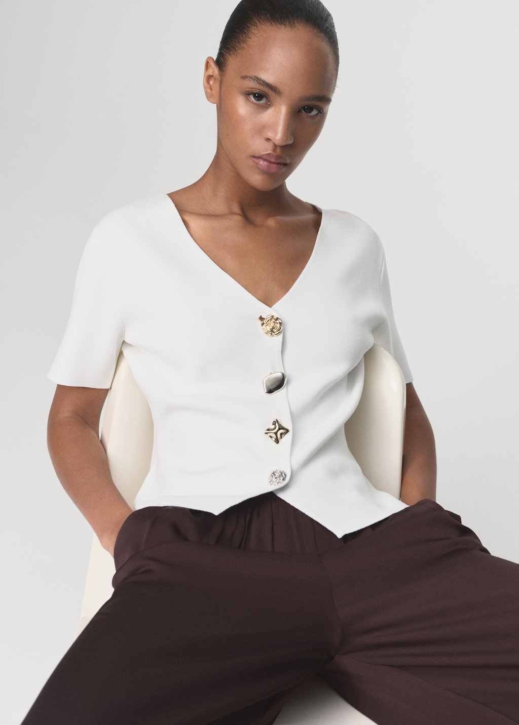 Knitted cardigan with jewel button