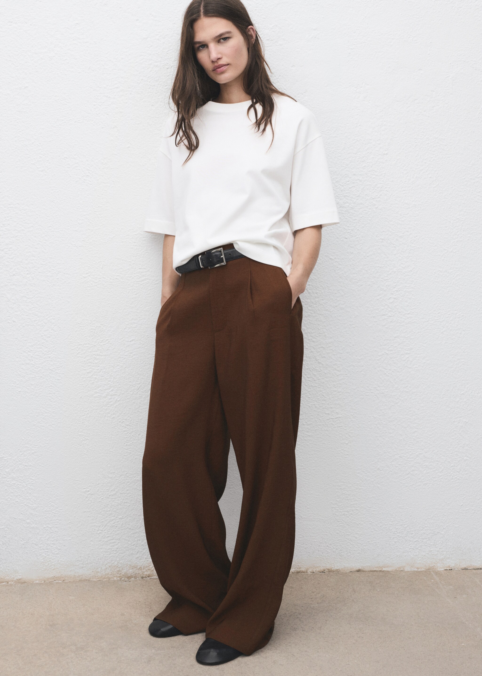 Straight-fit pleated trousers - Details of the article 2, Brown. Ref: 17074142-00.