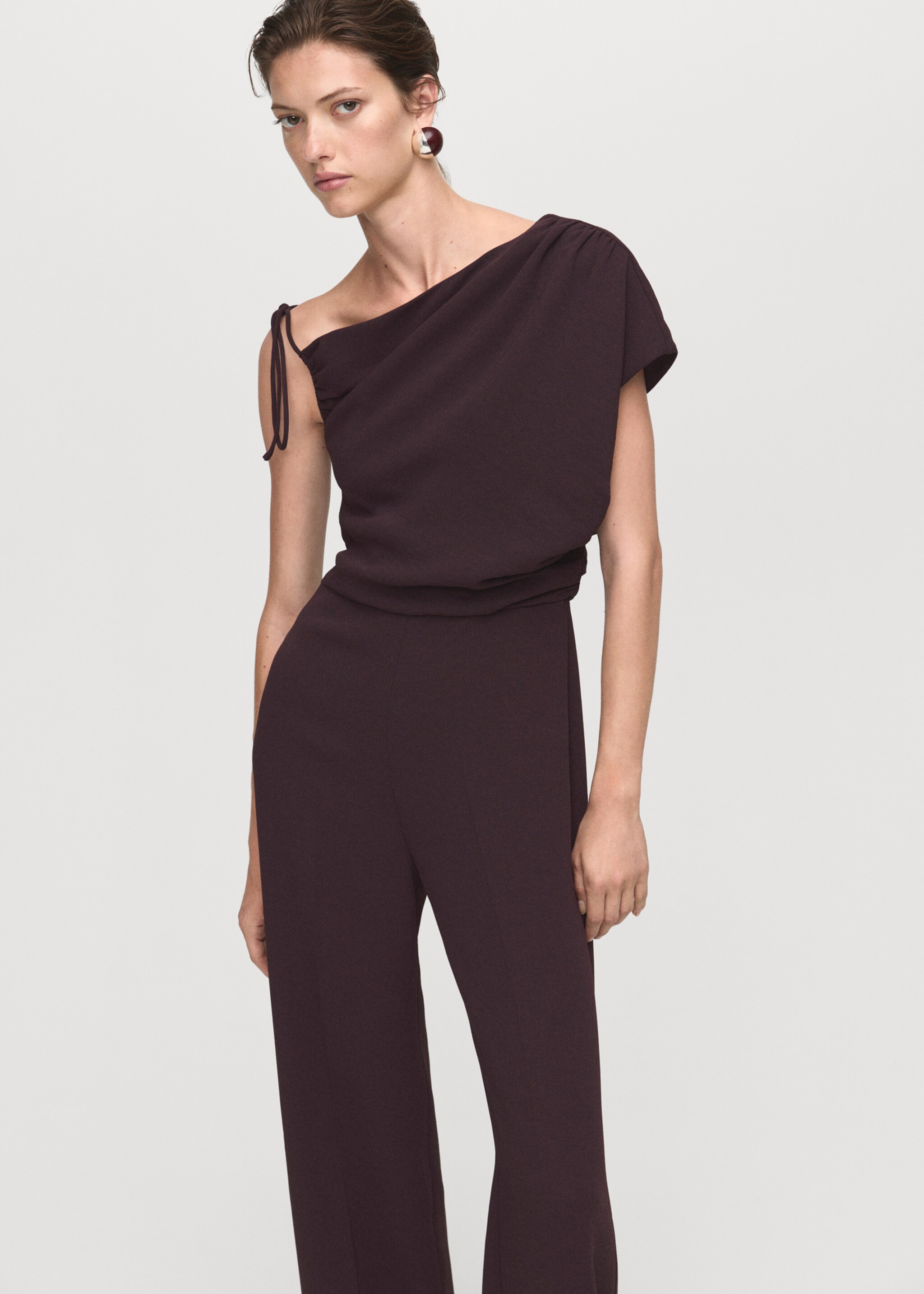Asymmetrical neck jumpsuit with tie - رؤية وسط, بني. Ref: 17074145-00.