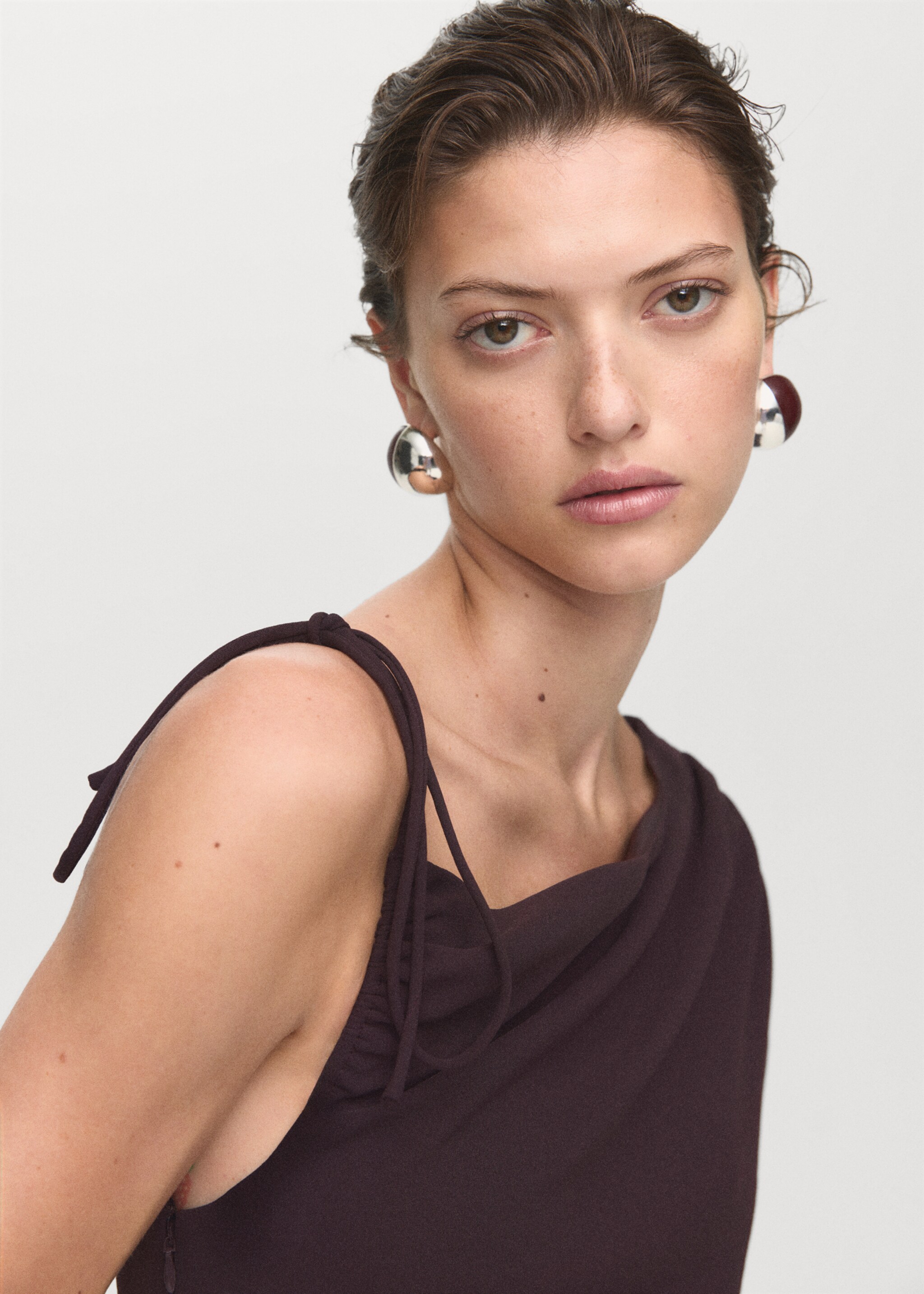 Asymmetrical neck jumpsuit with tie - تفاصيل المنتج 1, بني. Ref: 17074145-00.