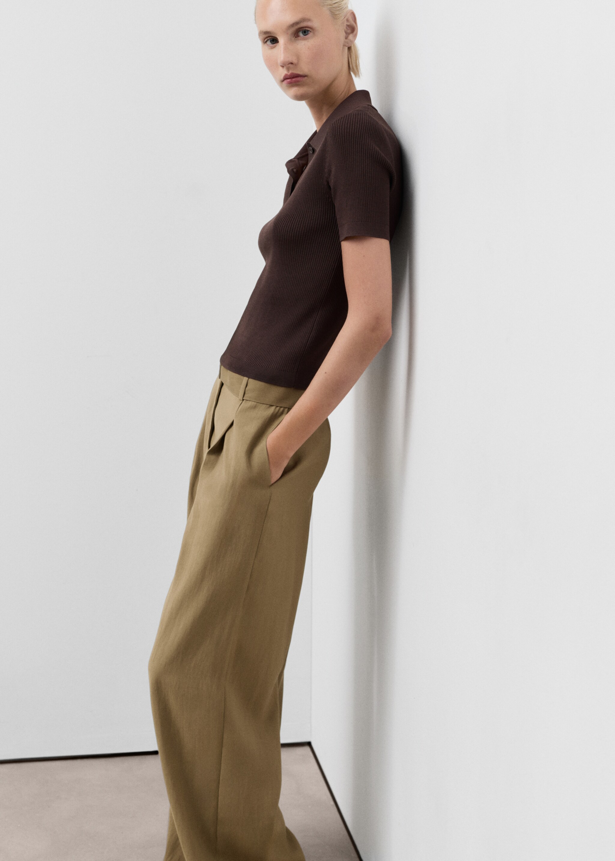 Paperbag trousers with belt - Details of the article 6, Olive Green. Ref: 17074409-00.
