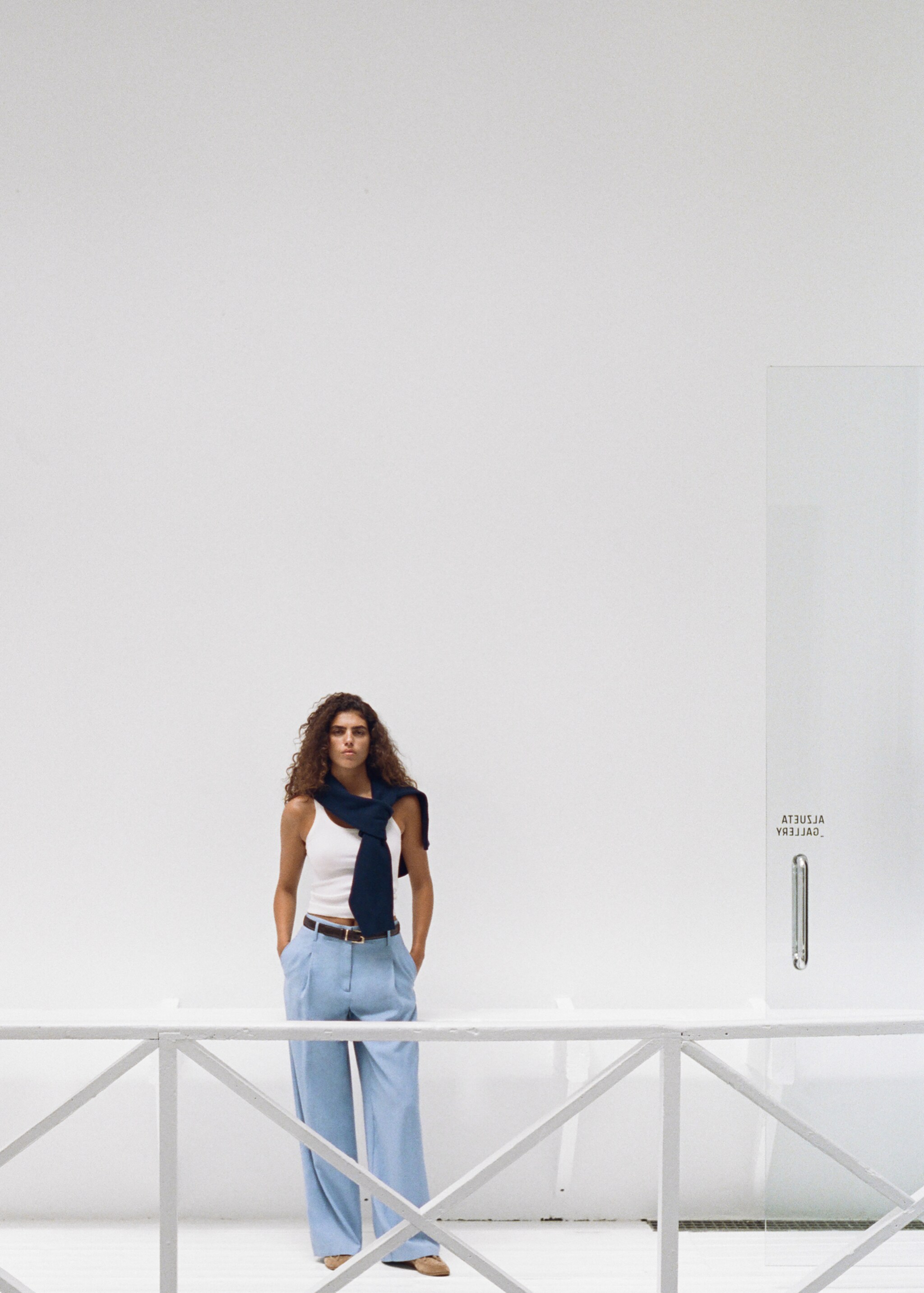 Paperbag pants with belt - Details of the article 6, Sky Blue. Ref: 17074409-00.