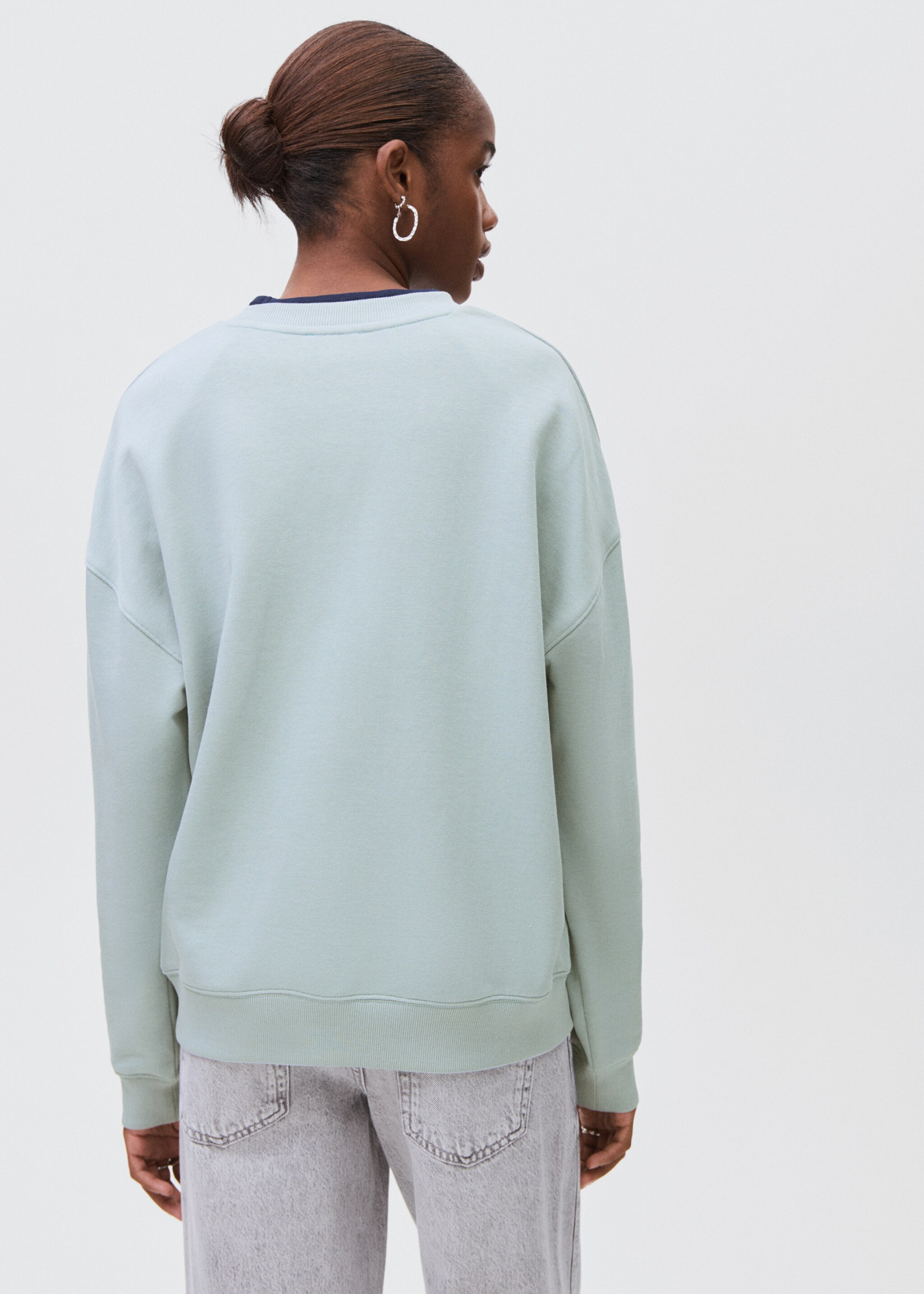 Sternen-Sweatshirt mit Nieten - Rückseite des Artikels, Grün. Ref: 17074776-00.
