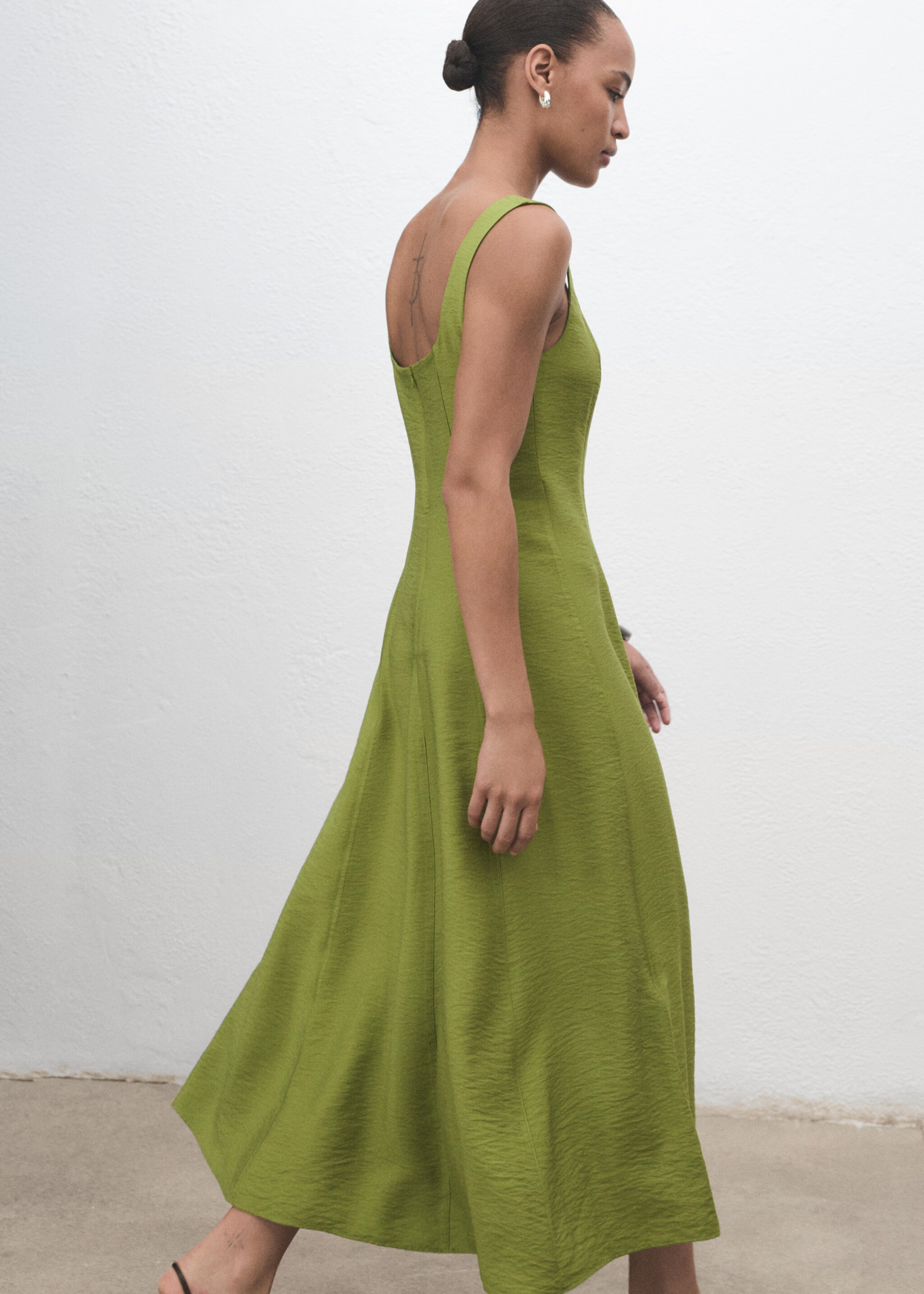 Midi-dress with stitching - Details of the article 2, Green. Ref: 17074788-00.
