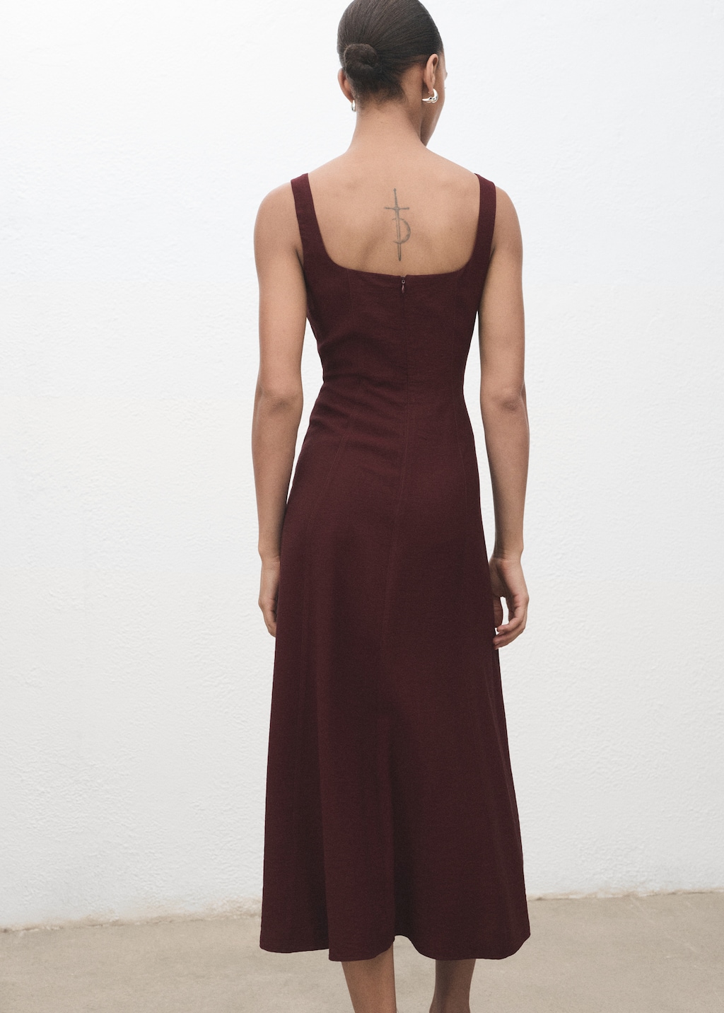 Midi-dress with stitching