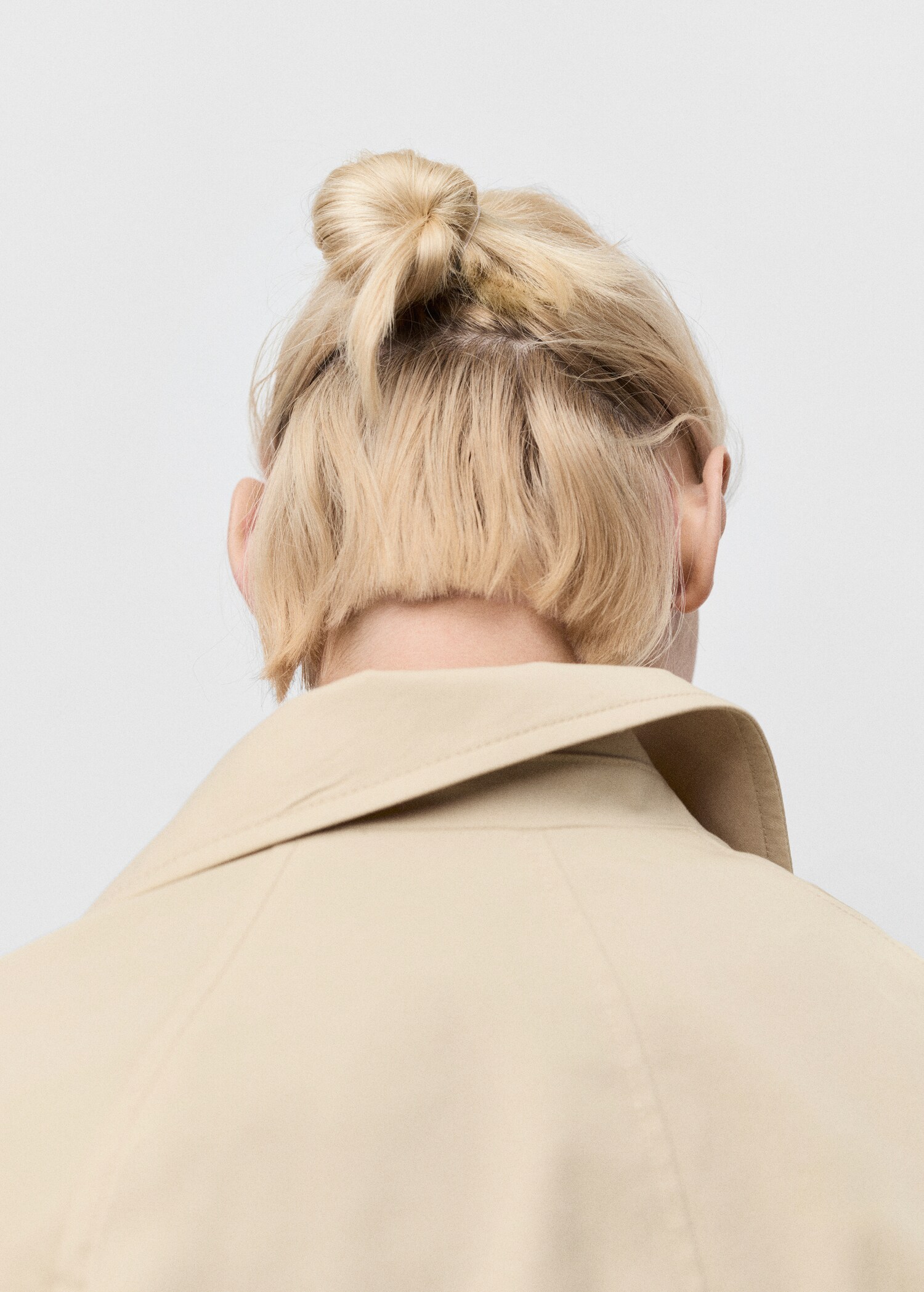 Short oversized trench coat with belt loops - Details of the article 1