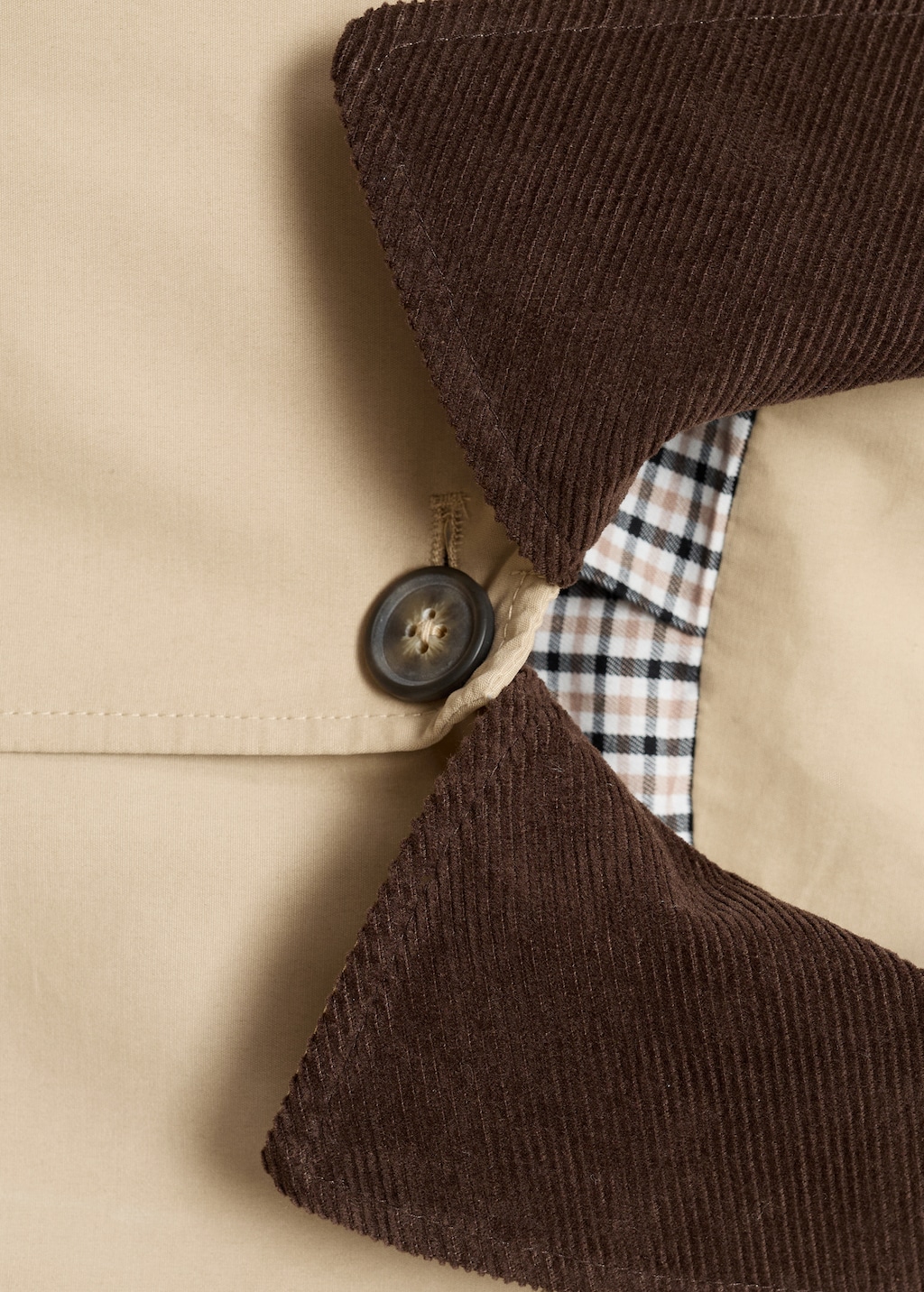 Trench coat with contrasting collar